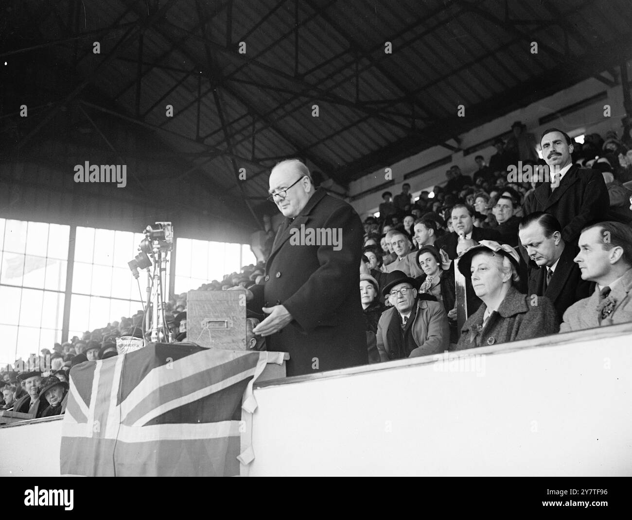 CHURCHILL PARLA AL 50.000 DI CARDIFF OGGI Adressing la più grande folla riunita per ascoltare qualsiasi candidato alle elezioni generali finora è il signor . WINSTON CHURCHILL , mostrato qui al microfono nel campo da calcio di Ninian Park , Cardiff , . Il pubblico del signor Churchill era di quasi 50.000 persone. 8 febbraio 1950 Foto Stock