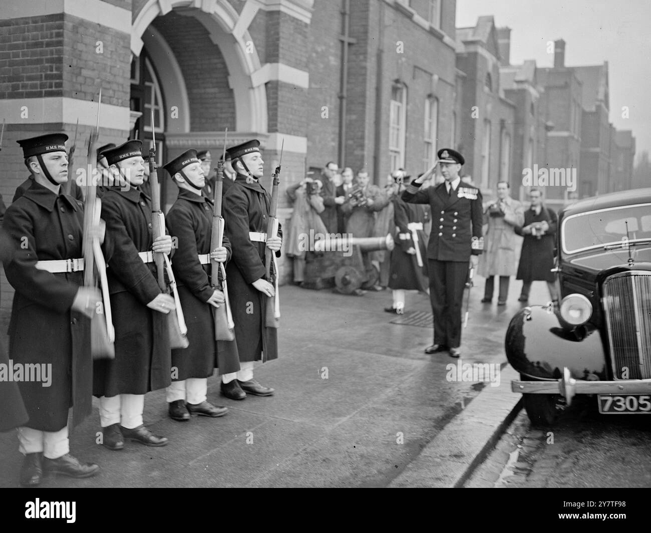 Le accuse DEL PRESIDENTE DELLA CORTE MARZIALE di TRUCULENT contro il tenente colonnello Charles Philip Bowers, 28 anni comandante del sommergibile Truculent, sono state sentite dalla corte marziale navale riunita oggi presso la caserma reale di Chatham, Kent. Il tenente colonnello Bowers affronta un'accusa di negligenza o di default usando la sua nave e un'altra di negligenza o di default di hazarding della sua nave. ("Truculent" affondò nell'estuario del Tamigi la notte del 12 gennaio con la perdita di 64 vite umane dopo essere stato in collisione con la nave svedese Divina.) LE IMMAGINI MOSTRANO:- Capitano R.S.Warne, C.. B Foto Stock