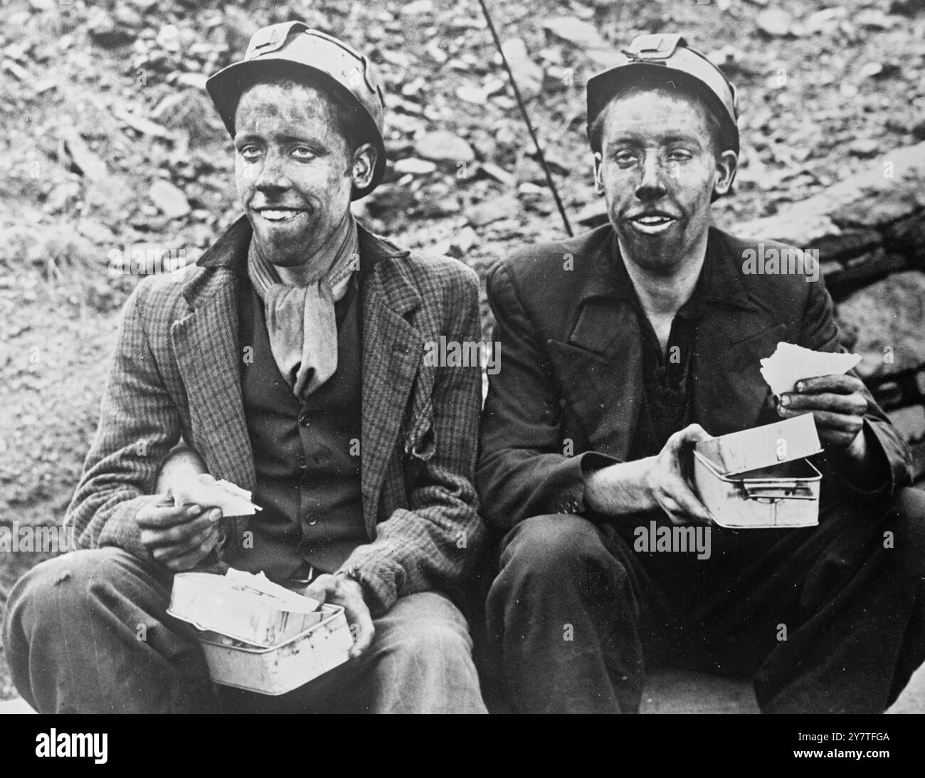 I MINATORI DI CARBONE GEMELLATI RINUNCIANO ALLA PIÙ ANTICA REGOLA DI PUGILATO - 8 febbraio 1950 - - la più antica legge non scritta nel pugilato è che il fratello non deve combattere fratello. Ma i mangiatori di pranzo macchiati in questa foto, Percy Jones (a sinistra) e fratello Rees di Markham Monmouthshire, rinunciano alla regola. Entrambi i pesi gallo, sono entrati nel Mineworkers Amateur Boxing Championships. Rees ha sottolineato T McCann in semifinale. Percy aveva un ciao. Apparendo in finale, i fratelli hanno dato ai fan di Newbridge, Monmouthshire, uno spettacolo emozionante. Percy Out indicò Rees per la leadership dell'area del West Monmouthshire. Apparirà nel Sud Foto Stock
