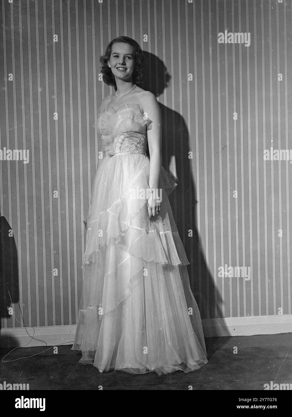 PER LA GRANDE OCCASIONE DI PAT PATRICIA WAYNE , attrice ventiduenne che è stata scelta dall' attore Robert Montgomery come sua protagonista perché è una ' ragazza inglese ideale ' , raffigurata a Londra nel vestito che indosserà per la prima del film in cui farà il suo debutto , ' Your Witness ' , al Warner Theatre di Leicester Square , venerdì ( gennaio 27) . L'abito di rete bianca ha una gonna intera e una rete fritta a balestra e un corpetto senza spalline ricamato con perline d'argento. 26 gennaio 1950 Foto Stock