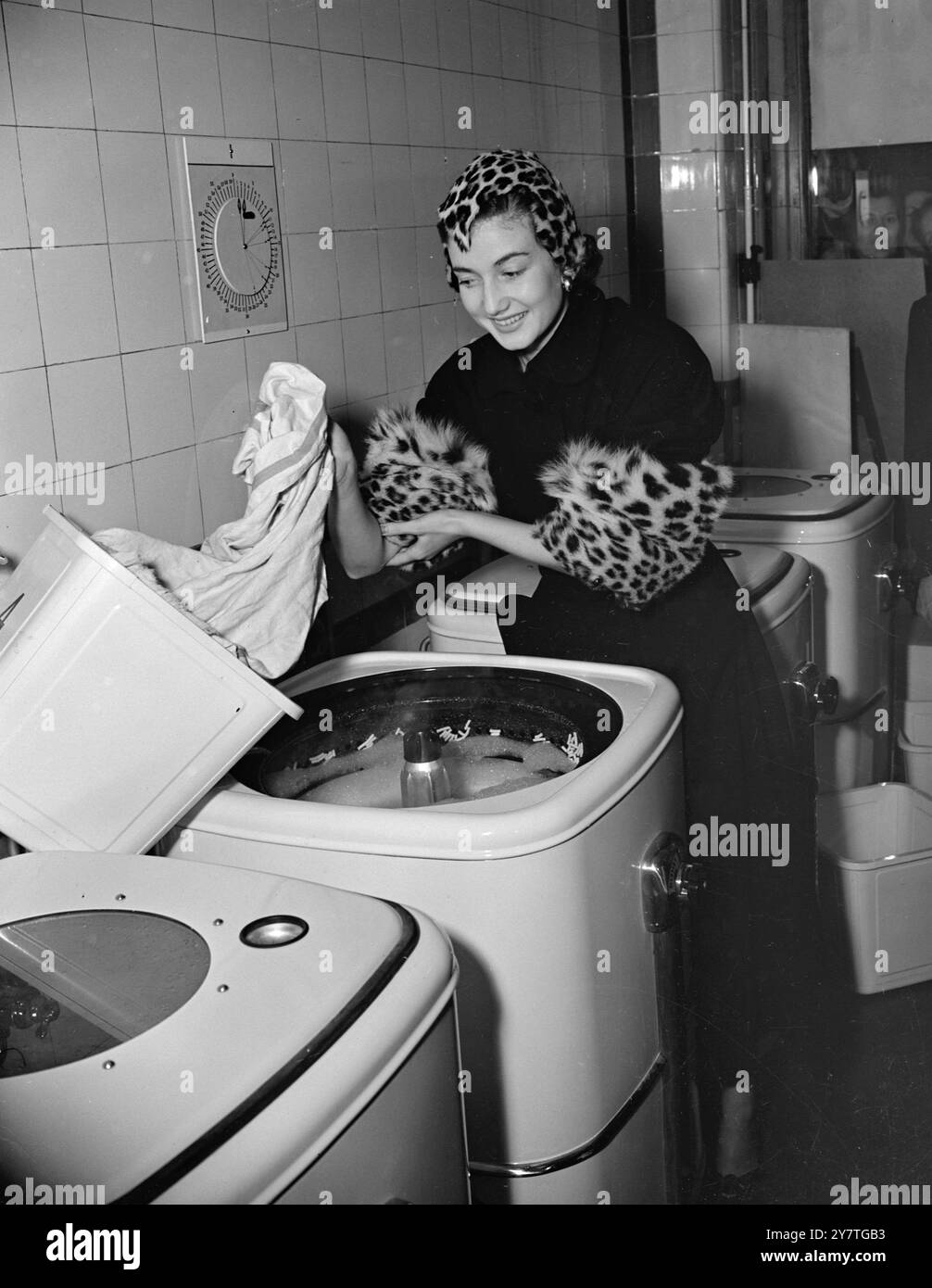CERIMONIALE DIP 11 novembre 1949 non era molto simile a una premiere di Hollywood, ma le star del 'cinema' - quelle britanniche - hanno partecipato all'inaugurazione ufficiale di una 'lavanderia' a Lancaster Road, West london, oggi (venerdì). Le stelle erano Zena Marshall e Paul Dupuis. La 'lavanderia? - Di cui ora CE ne sono diverse in Gran Bretagna - è un'idea americana recente. I clienti portano con sé il loro lavaggio, e lo fanno nelle lavatrici dell'azienda. LE IMMAGINI MOSTRANO; Zena Marshall, l'attrice cinematografica, con le maniche spinte indietro, provando una delle lavatrici durante la cerimonia di apertura del nuovo 'laun Foto Stock