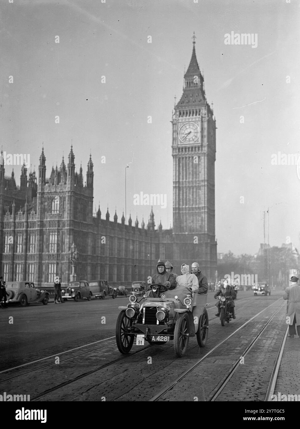 IL TEMPO TORNA INDIETRO le auto d'epoca che hanno distrutto la compiacenza dei placidi vittoriani tardivi, hanno scosso il loro vecchio telaio con i piloti mascherati al timone partito dalla rivista di Hyde Park, Londra, sulla corsa di auto veterana dei Royal Automoclubs a Brighton. Diversi modelli ritenuti gli unici rappresentanti del loro genere in esistenza, erano tra gli ingressi insolitamente grandi di 130 auto. I veterani sono partiti presto, ma gli organizzatori della corsa - probabilmente con il dovuto rispetto per l'età - hanno avvertito che non ci si poteva aspettare che i partecipanti superassero il punto di controllo prima degli orari programmati. Un Panhar Foto Stock
