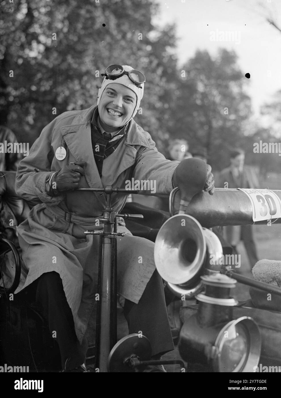 LA VITA NELLA OLDGIRL , MA le auto d'epoca che hanno distrutto la compiacenza dei placidi vittoriani tardivi, hanno scosso il loro vecchio telaio con i piloti mascherati al timone partito dalla rivista di Hyde Park, Londra, sulla corsa di auto veterane dei Royal Automoclubs a Brighton. Diversi modelli ritenuti gli unici rappresentanti del loro genere in esistenza, erano tra gli ingressi insolitamente grandi di 130 auto. I veterani hanno iniziato presto, ma gli organizzatori della corsa - probabilmente con il dovuto rispetto per l'età - hanno avvertito che non ci si poteva aspettare che i partecipanti superassero il punto di controllo prima degli orari programmati. P Foto Stock