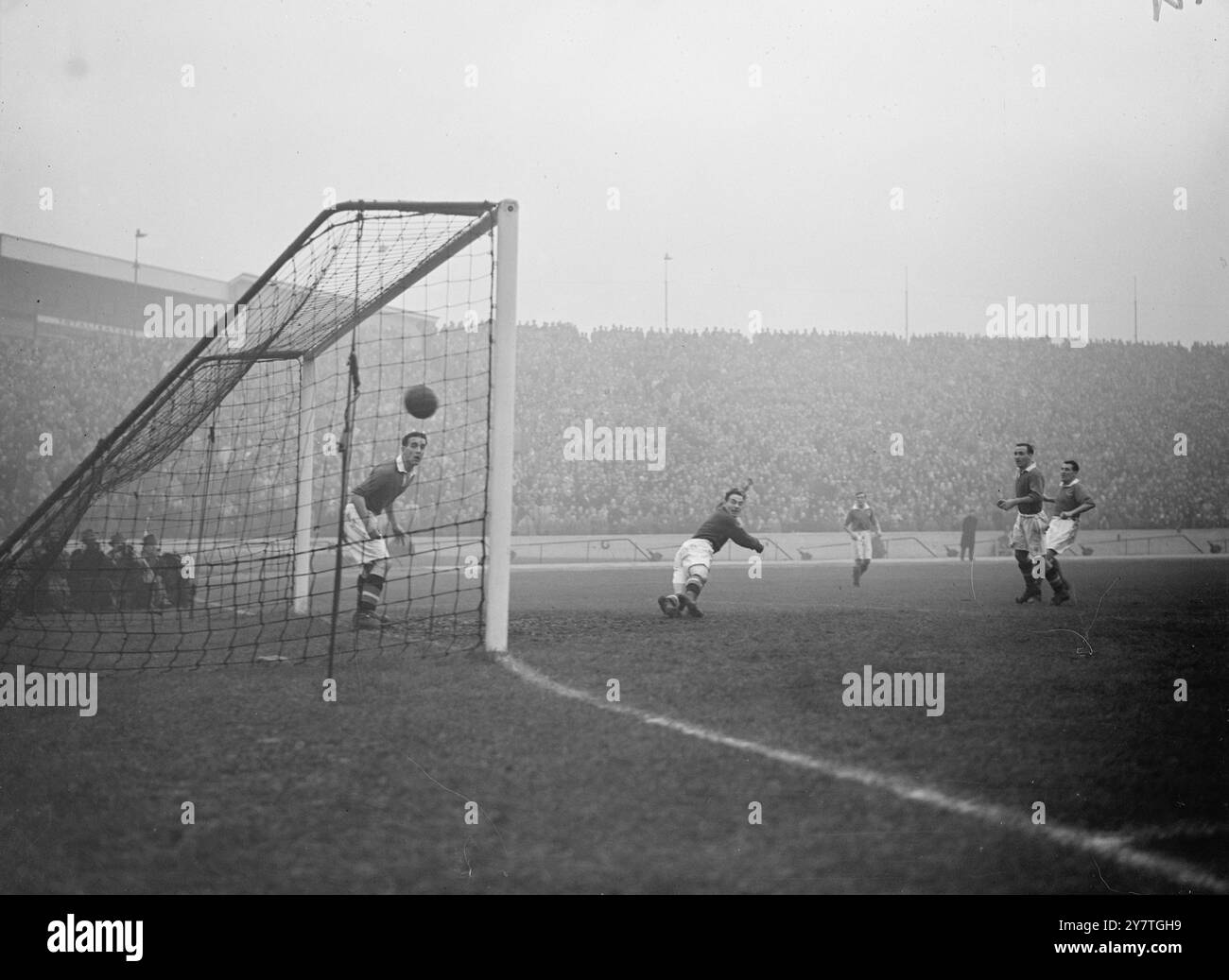 HARRIS SEGNA PORTSMOUTHS SECONDO BILLY HUGHES, la schiena sinistra del Chelsea (dietro rete) e HARRY MEDHURST portiere del Chelsea (guardando intorno) guardano la palla sfrecciare la rete mentre il secondo gol del Portsmouth è segnato da PETER HARRIS (sfondo) il loro destro esterno, nella partita di First Division a Stamford Bridge, Londra oggi. L'estrema destra è IKE CLARKE Portsmouth al centro in avanti e la seconda da destra è SID BATHGATE, Chelsea, alle spalle. Foto Stock