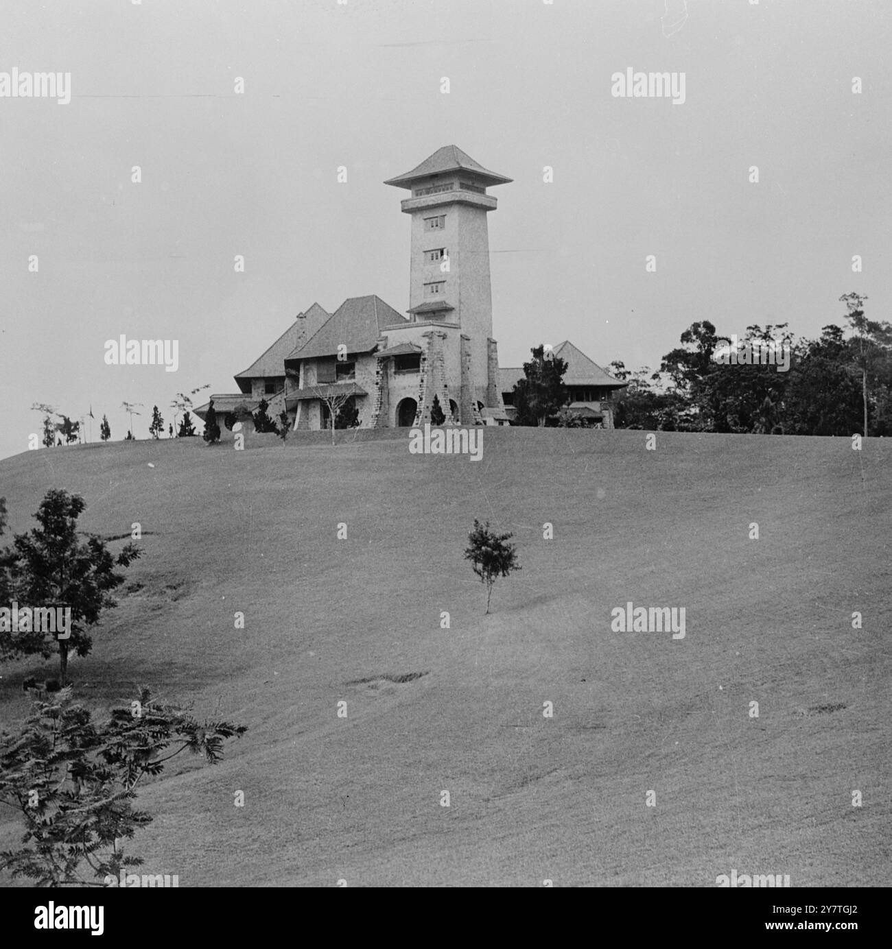 GLI ESPERTI BRITANNICI DELL'ESTREMO ORIENTE SI RIUNISCONO IN IMMAGINI SEGRETE APPENA RICEVUTE. A Bukit Serene, Johore , residenza del signor Malcolm MacDonald, Commissario generale del Sud-Est asiatico, è stata aperta una conferenza top secret , che dovrebbe avere un impatto importante sulla politica britannica in Estremo Oriente , in particolare nelle sue relazioni con la Cina comunista. Ventidue esperti militari e diplomatici britannici in Asia hanno partecipato alle riunioni, che sono state aperte da David Rees Williams, Sottosegretario colonnello britannico. LA FOTO MOSTRA: La torre di osservazione della casa a Bukit Serene , Johore , dove il segreto britannico far EA Foto Stock