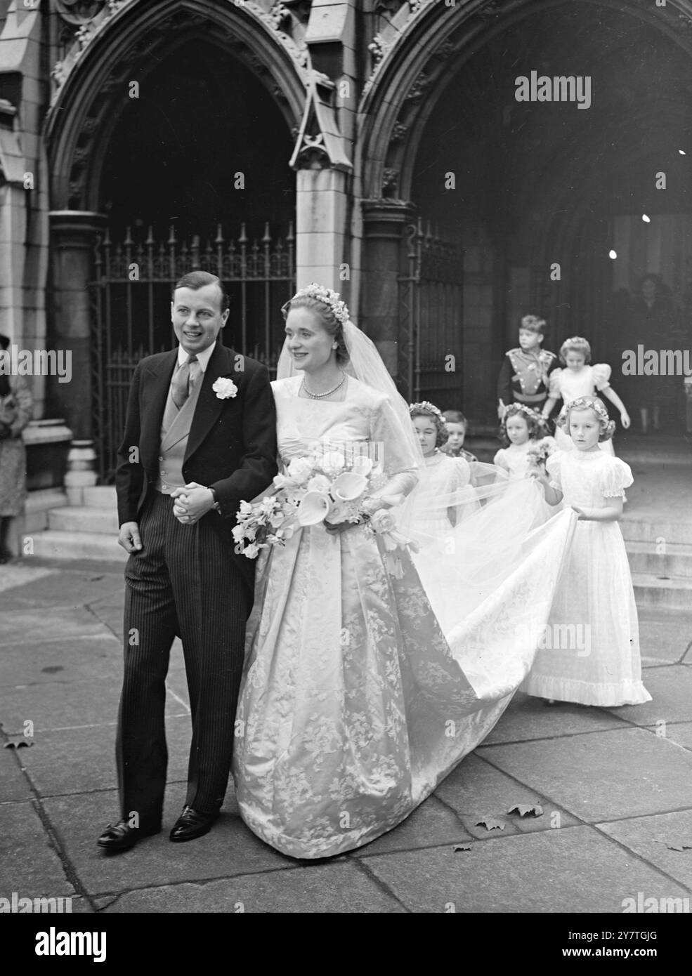 LA FIGLIA DEL GENERALE SI SPOSA AL ST. MARGARET'S Miss Sarah Beckwith-Smith, figlia ventiquattrenne del defunto maggiore generale M.B.Beckwith-Smith, e Mrs. Beckwith-Smith, era sposata con Mr. John R.. Henderson, ventinove anni, di Newbury, oggi a St Margaret's Westminster. Il padre della sposa comandava la 18a divisione e morì come prigioniero di guerra a Formosa. Lo sposo è in borsa. L'IMMAGINE MOSTRA: La sposa e lo sposo se ne vanno dopo il matrimonio. 8 novembre 1949 Foto Stock