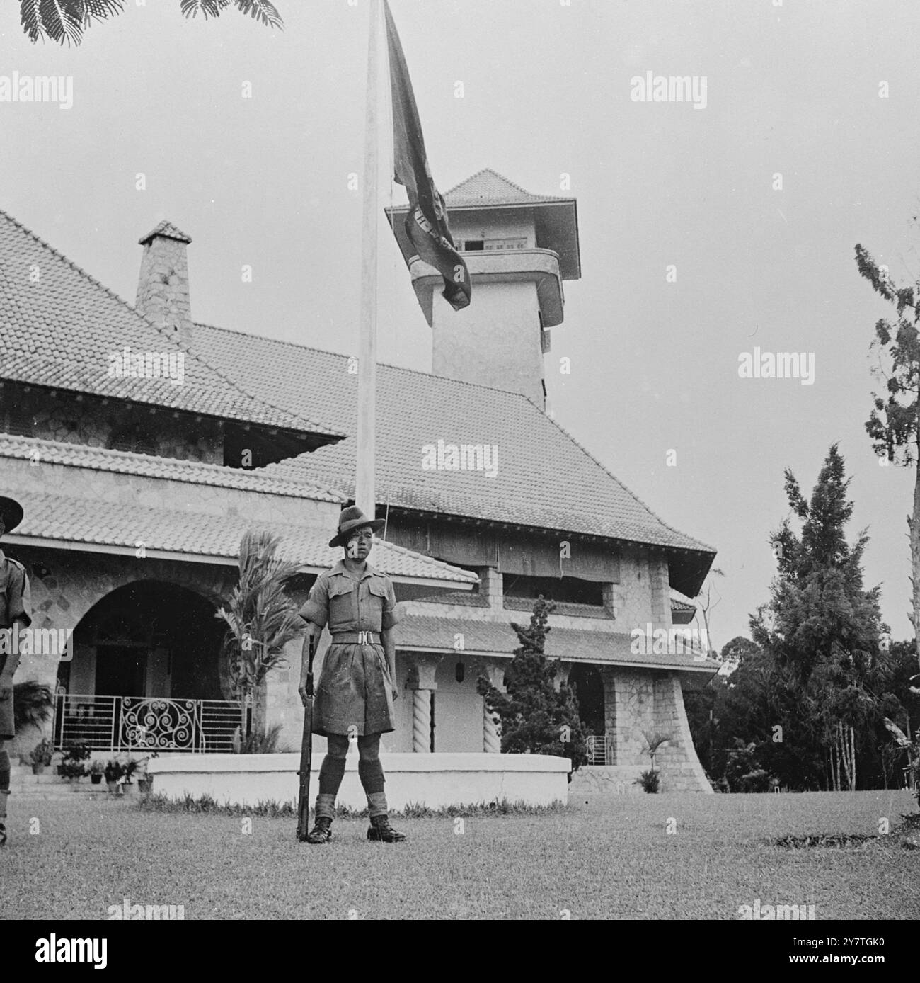GLI ESPERTI DI BRITIANS ESTREMO ORIENTE SI INCONTRANO IN FOTO SEGRETE APPENA RICEVUTE. A Bukit Serene, Johore, residente di Malcolm MacDonald, Commissario generale del Sud-Est asiatico, si è aperta una conferenza top secret , che dovrebbe avere un impatto importante sulla politica britannica in Estremo Oriente , in particolare nelle sue relazioni con la Cina comunista. Ventidue esperti militari e diplomatici britannici in Asia hanno partecipato alle riunioni, che sono state aperte dal signor David Rees Williams, Sottosegretario del colonnello britannico. IMMAGINI: Gurkha soldato di guardia sulla scena della conferenza britannica dell'Estremo Oriente a Bukin Serene, Johore Foto Stock
