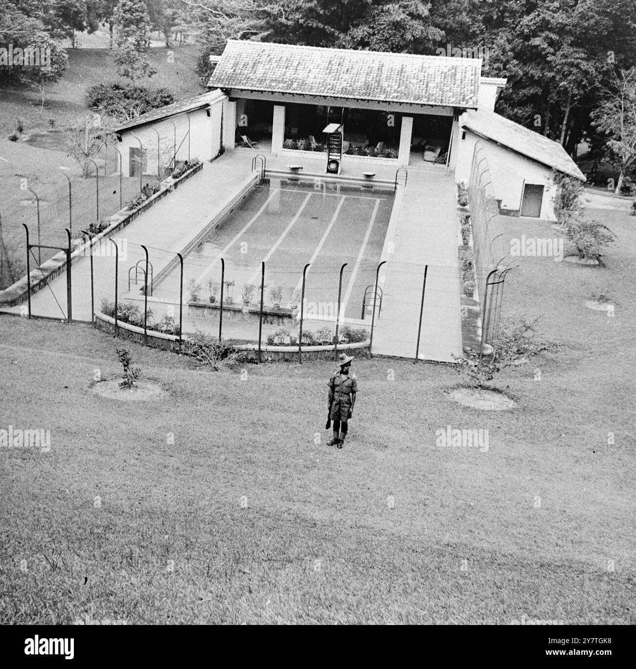 GLI ESPERTI FAR EASR DI BRITIANS SI INCONTRANO IN SEGRETO - IMMAGINI APPENA RICEVUTE . A Bukit Serene, Johore, residente di Malcolm MacDonald, Commissario generale del Sud-Est asiatico, è stata aperta una conferenza top secret , che dovrebbe avere un impatto importante sulla politica britannica in Estremo Oriente , in particolare nelle sue relazioni con la Cina comunista. Ventidue esperti militari e diplomatici britannici in Asia hanno partecipato alle riunioni, che sono state aperte dal signor David Rees Williams, Sottosegretario del colonnello britannico. LA FOTO MOSTRA: Una piscina , circondata da una recinzione antibandito in filo spinato , è attaccata alla casa Foto Stock