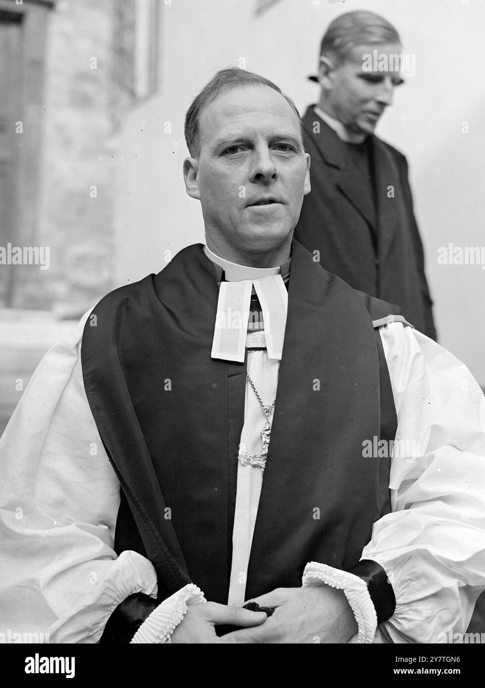 NUOVI VESCOVI l'Arcivescovo di Canterbury, Dr Geoffrey Fisher, ha consacrato tre nuovi vescovi all'Abbazia di Westminster oggi. Erano il reverendo Spencer Gwatkin Leeson, canonico della cattedrale della Santa e indivisibile Trinità, Chichester, rettore di St Mary, Southampton, vescovo di Peterborough: Il reverendo Nigel Cornwall, preside del St Joseph's College, Chidya Masasj, vescovo del Borneo, e il reverendo Cyril Eastaugh, Kennington, vescovo suffragano di Kensington. LA FOTO MOSTRA: Il Vescovo di Kensington . Novembre 1949 Foto Stock