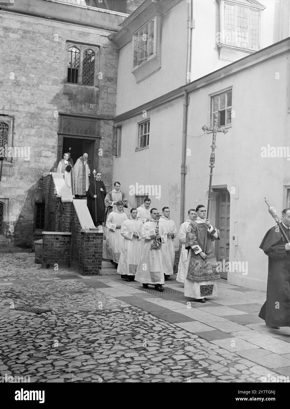 NUOVI VESCOVI CONSACRATI ALL'ABBAZIA DI WESTMINSTER l'Arcivescovo di Canterbury, Dr Geoffrey Fisher, ha consacrato tre nuovi vescovi all'Abbazia di Westminster oggi. Erano - il reverendo Spencer Gwatkin Leeson, canonico della Cattedrale della Santa e indivisibile Trinità, Chichester, rettore di Santa Maria, Southampton, vescovo di Peterborough , reverendo Nigel Cornwall, preside del St Joseph's College, Chidya Masasj, vescovo del Borneo: E il reverendo Cyril Eastaugh, Kennington, vescovo suffragano di Kensington. LE IMMAGINI MOSTRANO: La processione sulla strada per la cerimonia dell'abbazia. Novembre 19 Foto Stock