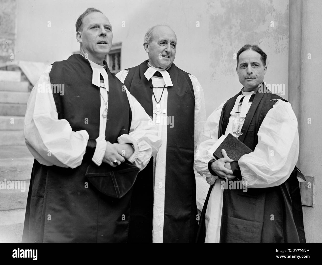 NUOVI VESCOVI l'Arcivescovo di Canterbury, Dr Geoffrey Fisher, ha consacrato tre nuovi vescovi all'Abbazia di Westminster oggi. Erano - il reverendo Spencer Gwatkin Leeson, canonico della cattedrale della Santa e indivisibile Trinità, Chichester, rettore di St Mary, Southampton, vescovo di Peterborough: Il reverendo Nigel Cornwall, preside del St Joseph's College, Chidya Masasj, vescovo del Borneo: E il reverendo Cyril Eastaugh, Kennington, vescovo suffragano di Kensington. L'IMMAGINE MOSTRA:- i tre vescovi appena consacrati, da sinistra a destra, il vescovo di Kensington il vescovo di Peterb Foto Stock