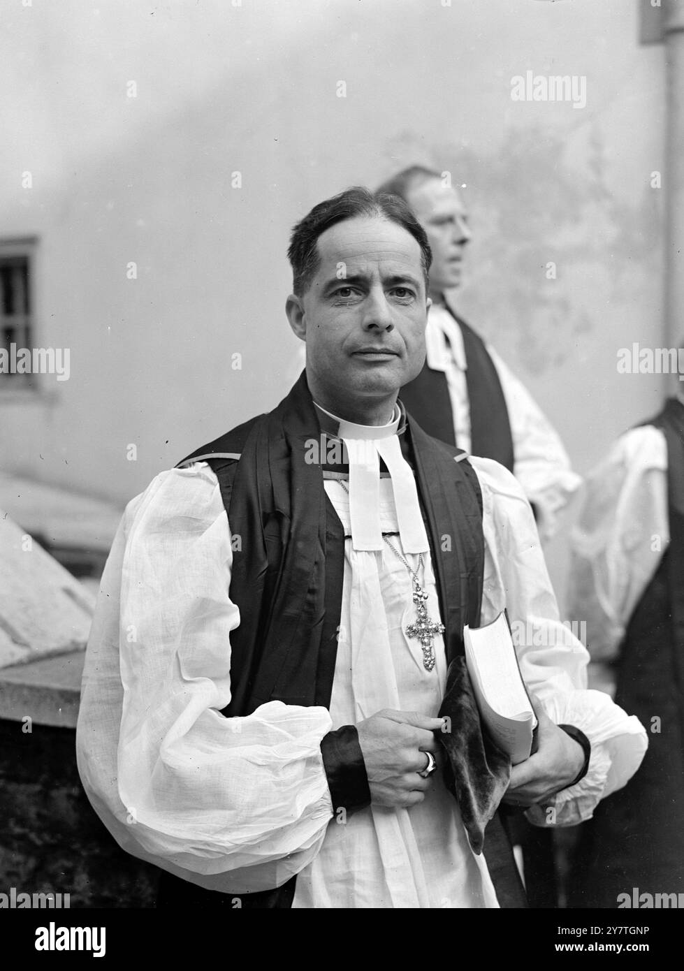 NUOVI VESCOVI l'Arcivescovo di Canterbury, Dr Geoffrey Fisher, ha consacrato tre nuovi vescovi all'Abbazia di Westminster oggi. Erano il reverendo Spencer Gwatkin Leeson, canonico della cattedrale della Santa e indivisibile Trinità, Chichester, rettore di St Mary, Southampton, vescovo di Peterborough: Il reverendo Nigel Cornwall, preside del St Joseph's College, Chidya Masasj, vescovo del Borneo, e il reverendo Cyril Eastaugh, Kennington, vescovo suffragano di Kensington. LA FOTO MOSTRA: Il Vescovo del Borneo . Novembre 1949 Foto Stock