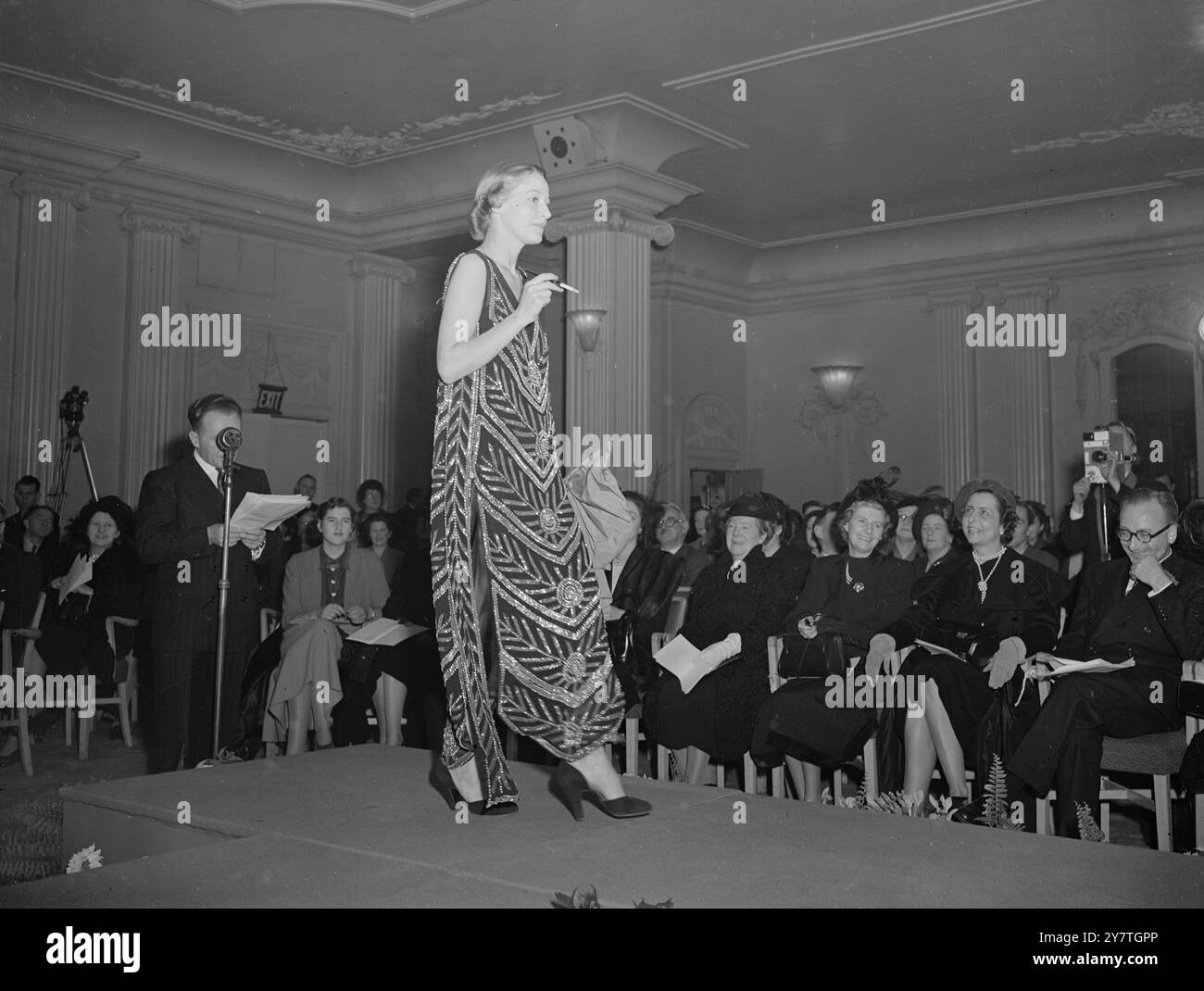 Uno SGUARDO ALL'ELEGANTE manichino francese DEGLI ANNI '20' viene presentato con la presentazione della moda Valmajor-Lanvin Spring a Grovsenor Londra. La mostra fu un tentativo congiunto delle mode Beck britanniche e della casa parigina di Jeanne Lanvin, che ora sono associate. SPETTACOLI FOTOGRAFICI:- Un manichino parigino che indossa l'aspetto sottile degli anni '1920-- questo abito è in realtà un modello del 1926-- alla presentazione di moda nella casa Grosvenor, Londra, oggi. 3 novembre 1949 Foto Stock