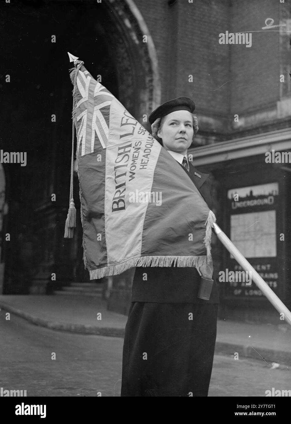 MINERS WIFE TO PARADE WITH STANDARD AL REMEMBERANCE FESTIVAL - - 5 novembre 1949 - - - la signora Mary Hall, moglie di un minatore di Grimethorps, Yorks, che è una portatrice standard della sezione femminile della Legione britannica, sfilerà con lo standard al Briish Legion's Festival of Rememberance all'Albert Hall di Londra stasera. Questa è la prima volta che una donna ha sfilato con la Legione al Festival. - Immagini: Mrs Mary Hall con lo standard fotografato che si arraia all'Albert Hall questa mattina per le prove. Foto Stock