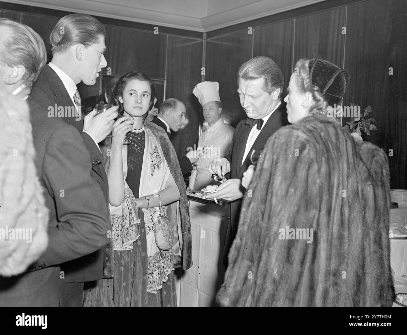HAREWOOD AL RICEVIMENTO DELLA PRIMA NOTTE DUNCAN-BRITTEN il conte e la contessa di Harewood e i signori e la signora Irwin Stein, genitori della contessa, sono stati ospiti ad un ricevimento al Royal Albion Hotel, Brighton, Sussex, che ha seguito la prima mondiale stasera al Theatre Royal di Brighton della nuova commedia ' Stratton'. La festa aveva partecipato all'esecuzione dello spettacolo, scritto da Ronald Duncan con musiche di Benjamin Britten. Sia Duncan che la Gran Bretagna sono amici del conte e della contessa e insieme scrissero l'inno amo Ergo Sum che fu cantato al loro matrimonio. L'IMMAGINE MOSTRA:- il conte e la contessa o Foto Stock