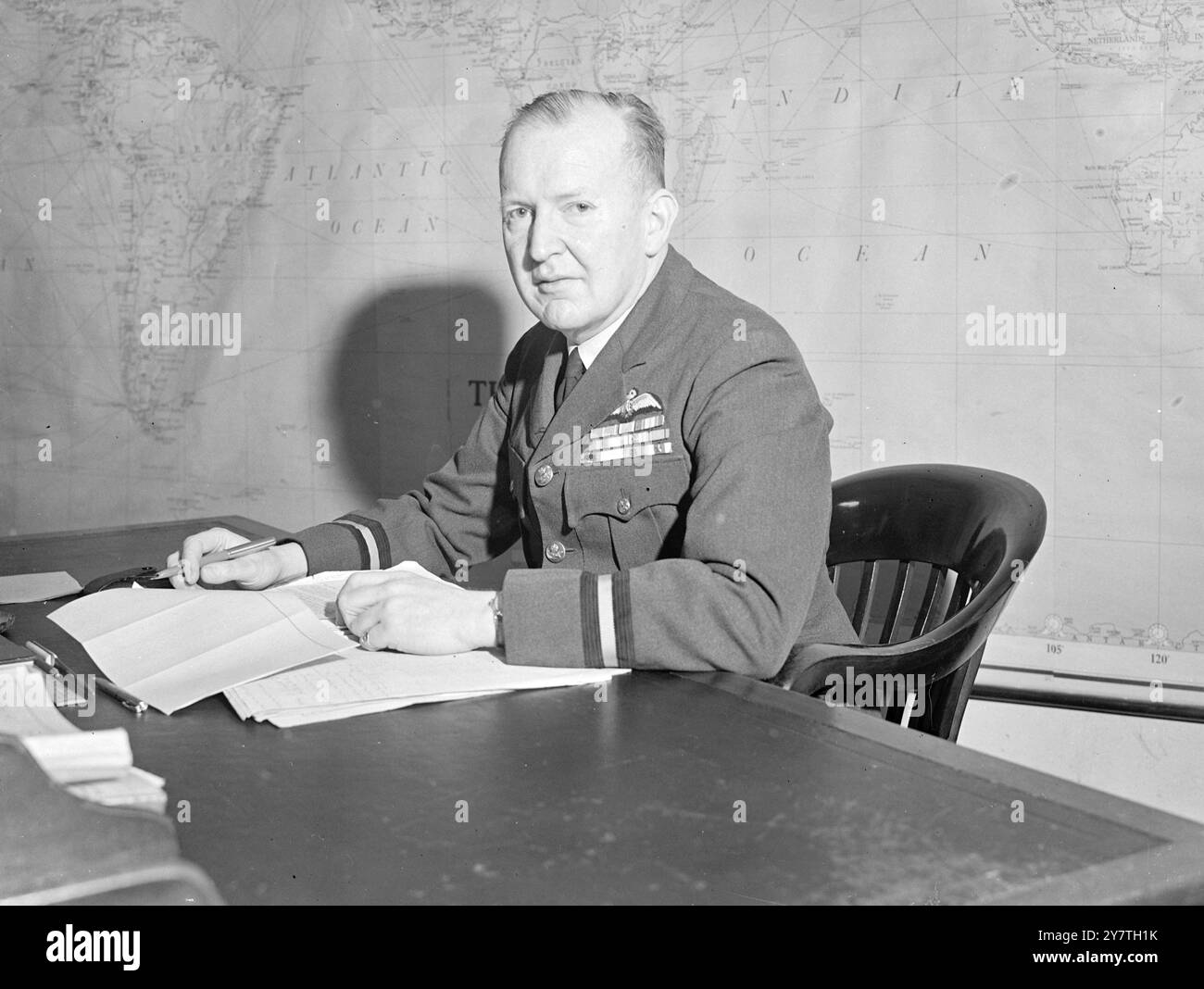 RECORD BREAK TO BE NEW MALTA AIR CHIEF nella foto presso il Ministero dell'aria di Londra è un Commodoro N.H.D'Aeth , C.B.E., che è stato nominato Air Officer Commanding, Air Headquarters, Malta con grado di vice-maresciallo dell'aria. Inizia i suoi nuovi compiti all'inizio di novembre. Nato nel gennaio del 1901 a Wakefield ed educato presso i college navali reali di Osborne e Dartmouth, si trasferì nel R.A.F.in 1920. È stato per quasi due anni Direttore della navigazione e del controllo presso il Ministero dell'aria, dopo aver trascorso 2 1/2 anni come Comandante della Empire Air Navigation School. Durante il suo periodo come Foto Stock