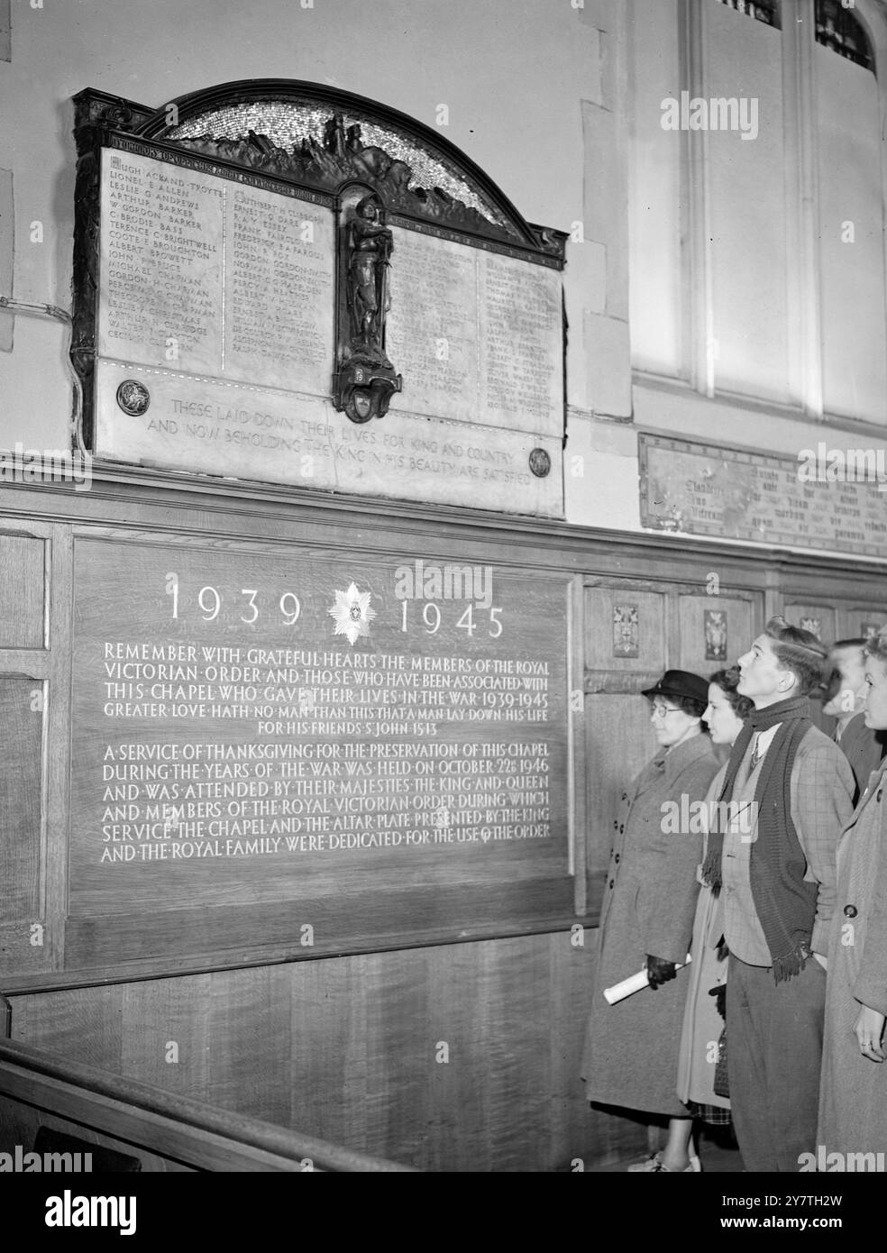 SAVOY CHAPEL MEMORIAL DEDICATO - RE E REGINA IN SERVIZIO membri del pubblico durante il War Memorial dedicato oggi presso la King's Chapel of the Savoy London, durante il servizio del Ringraziamento per l'ordine reale Vittoriano. Il re, un sovrano, e la regina, come Gran Maestro, parteciparono ad un servizio insieme ad altri membri della famiglia reale. Ottobre 27 1949 Foto Stock