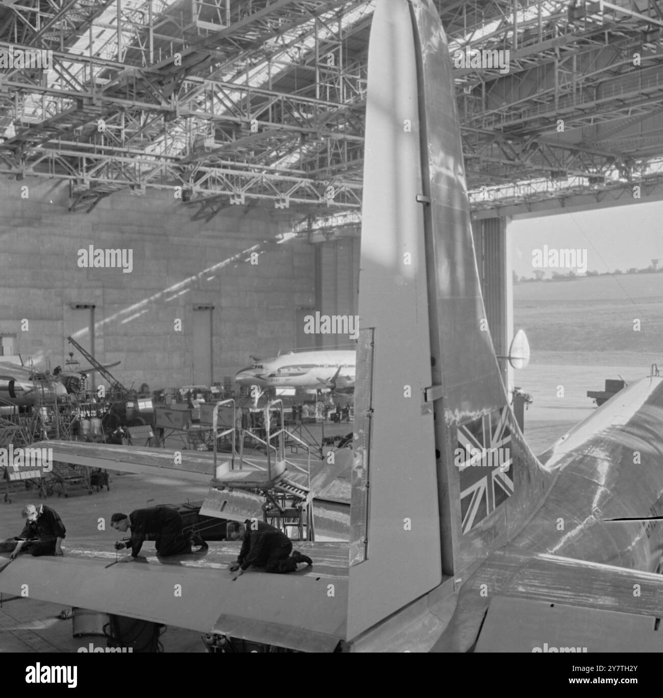 STRATOCRUISER CON UNION JACK che ora indossa union Jack sulla coda, il primo stratocruiser acquistato dalle compagnie scandinave dalla British Overseas Airways Corporation , viene sottoposto ad un controllo n° 1 dopo un volo di addestramento da Filton, Bristol. E' probabile che lo stratocruiser sarà messo in servizio in questo servizio transatlantico quando il suo equipaggio britannico sarà addestrato. Ottobre 26 1949 Foto Stock