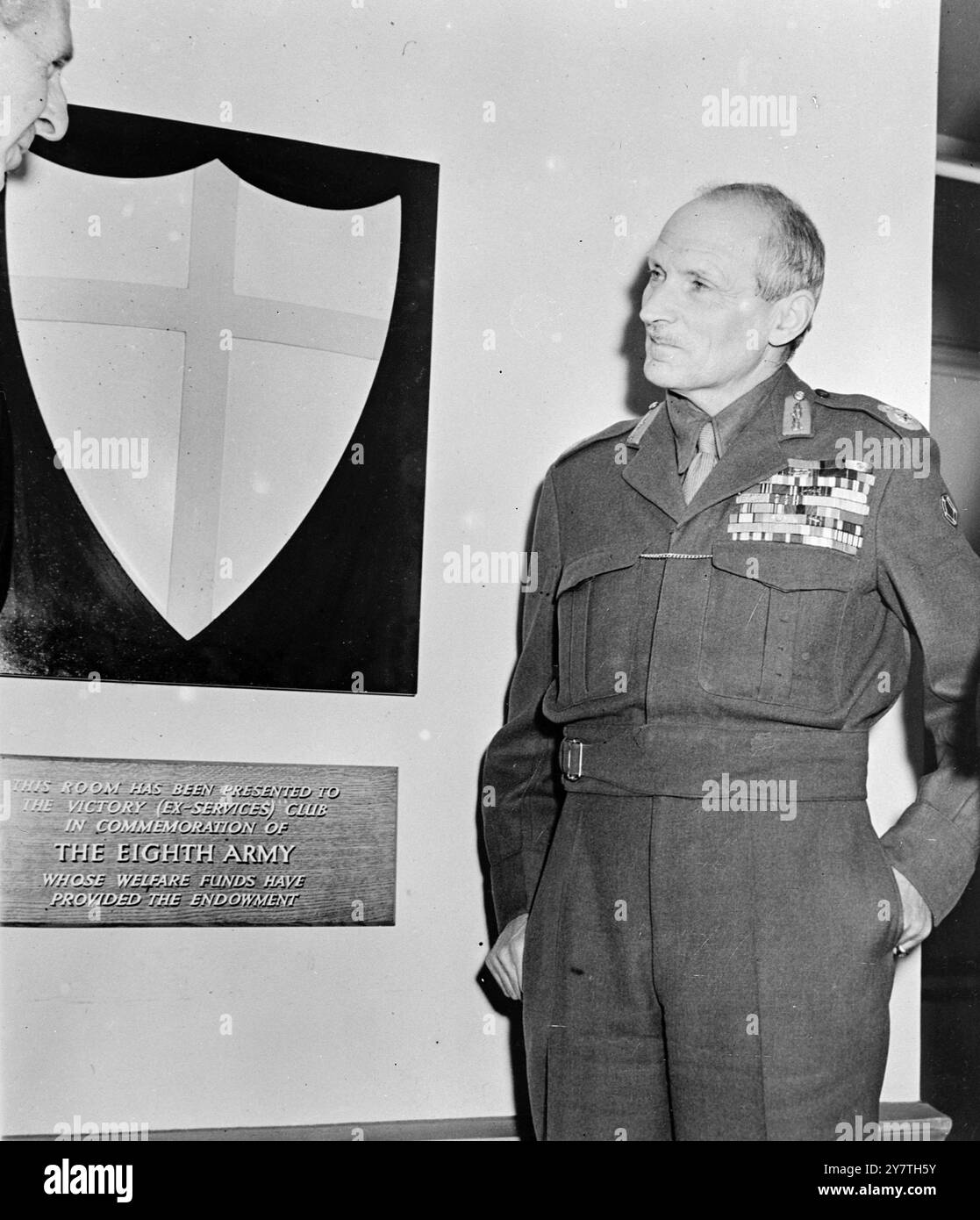 MONTY APRE LA SALA DA BALLO MEMORIAL ALL'OTTAVO ESERCITO il feldmaresciallo visconte Montgomery di Alamein ha ricordato la sua campagna più famosa quando oggi ha svelato una targa al club Victory (Ex Services) in Seymour Street, Marble Arch, Londra. Ha preso parte alla cerimonia di apertura della sala da ballo dei club, che è il dono dell'Ottava Armata ed è il suo memoriale di guerra a Londra. Il feldmaresciallo Montgomery, ora comandante in capo di Western Union, comandò l'ottava armata britannica nella sua vittoriosa offensiva a El Alamein nell'ottobre 1942. Oggi è il giorno di Alamein, per commemorare la battaglia che ha iniziato l'ottavo Foto Stock