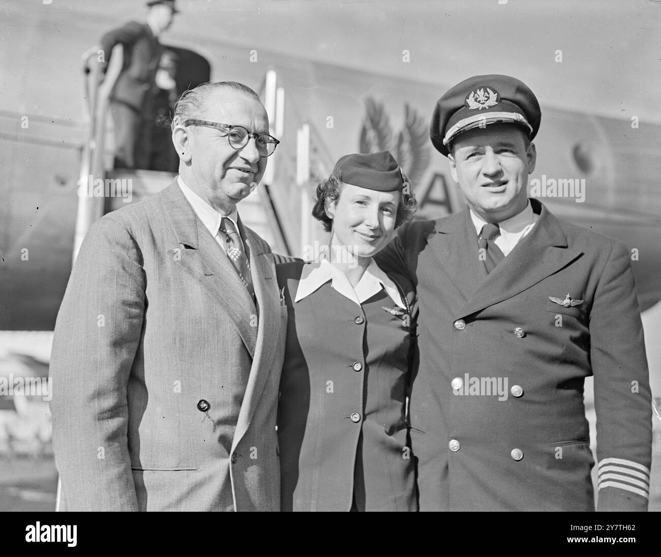 UN BAMBINO NASCE SULL'ATLANTICO. PARTO PREMATURO IN AEREO DI LINEA . Un passeggero aggiuntivo - un bambino, nato prematuramente - si è Unito alla costellazione di compagnie aeree americane d'oltremare che sorvolano l'Atlantico a 400 miglia dall'aeroporto di Shannon, Eire. Il bambino, nato dalla signora Darinks Parker, moglie bavarese di un soldato americano di stanza a Wiesbaden, fu consegnato dal Dr Fred Henschel , un passeggero sull'aereo, assistito dalla hostess Mary Jane Hickley , 28 anni, infermiera registrata. Il capitano dell'aereo, John Hennessy, riferì via radio che madre e figlio stavano bene. Signora Parker, che stava andando Foto Stock