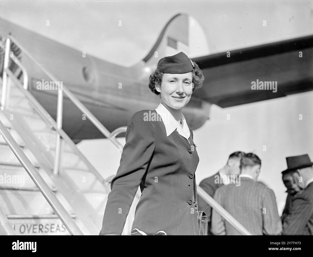 UN BAMBINO NASCE SULL'ATLANTICO. PARTO PREMATURO IN AEREO DI LINEA . Un passeggero aggiuntivo, un bambino, nato prematuramente, si è Unito alla costellazione di compagnie aeree americane d'oltremare che sorvolano l'Atlantico a 400 miglia dall'aeroporto di Shannon, Eire. Il bambino, nato dalla signora Darinks Parker, moglie bavarese di un soldato americano di stanza a Wiesbaden, fu consegnato dal Dr Fred Henschel , un passeggero sull'aereo, assistito dalla hostess Mary Jane Hickley , 28 anni, infermiera registrata. Il capitano dell'aereo, John Hennessy, riferì via radio che madre e figlio stavano bene. Signora Parker, che stava arrivando Foto Stock