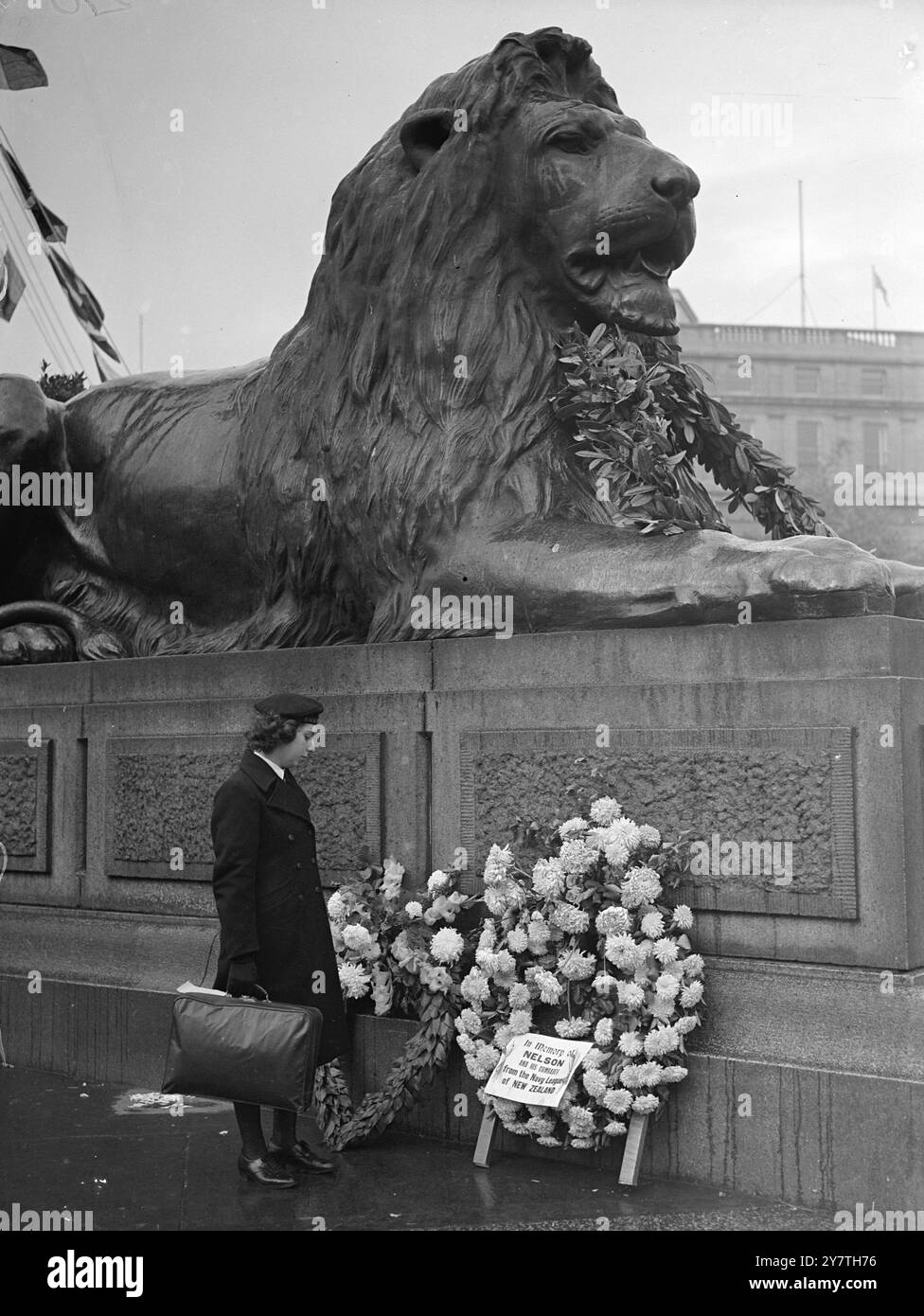 AL SANTUARIO DELLA MARINA - - sulla strada per un nuovo incarico ad Angus, in Scozia, alla guida di Wren Jean Allso, diciannove anni, del servizio navale reale femminile, fa visita oggi alla colonna di Nelson a Trafalgar Square, Londra. - Sta vedendo le corone poste sul monumento durante la cerimonia di ieri del Trafalgar Day. - Guidare la casa di Wren Allso è a Market Street, Lutterworth, Rugby. - 22 ottobre 1949 Foto Stock