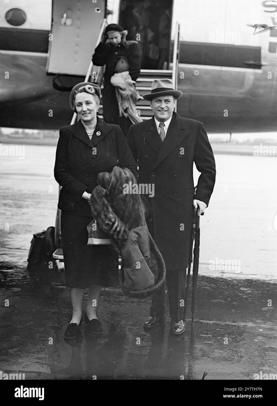 IL PRINCIPE EREDITARIO DI NORVEGIA PARTECIPA ALLA CONFERENZA del principe ereditario Olav di Norvegia e della principessa ereditaria Maertha fotografati mentre sono arrivati - in un forte temporale - in aereo all'aeroporto di Northolt, Middlesex, da Oslo, oggi per partecipare a una conferenza sulla nautica a Londra. 23 ottobre 1949 Foto Stock