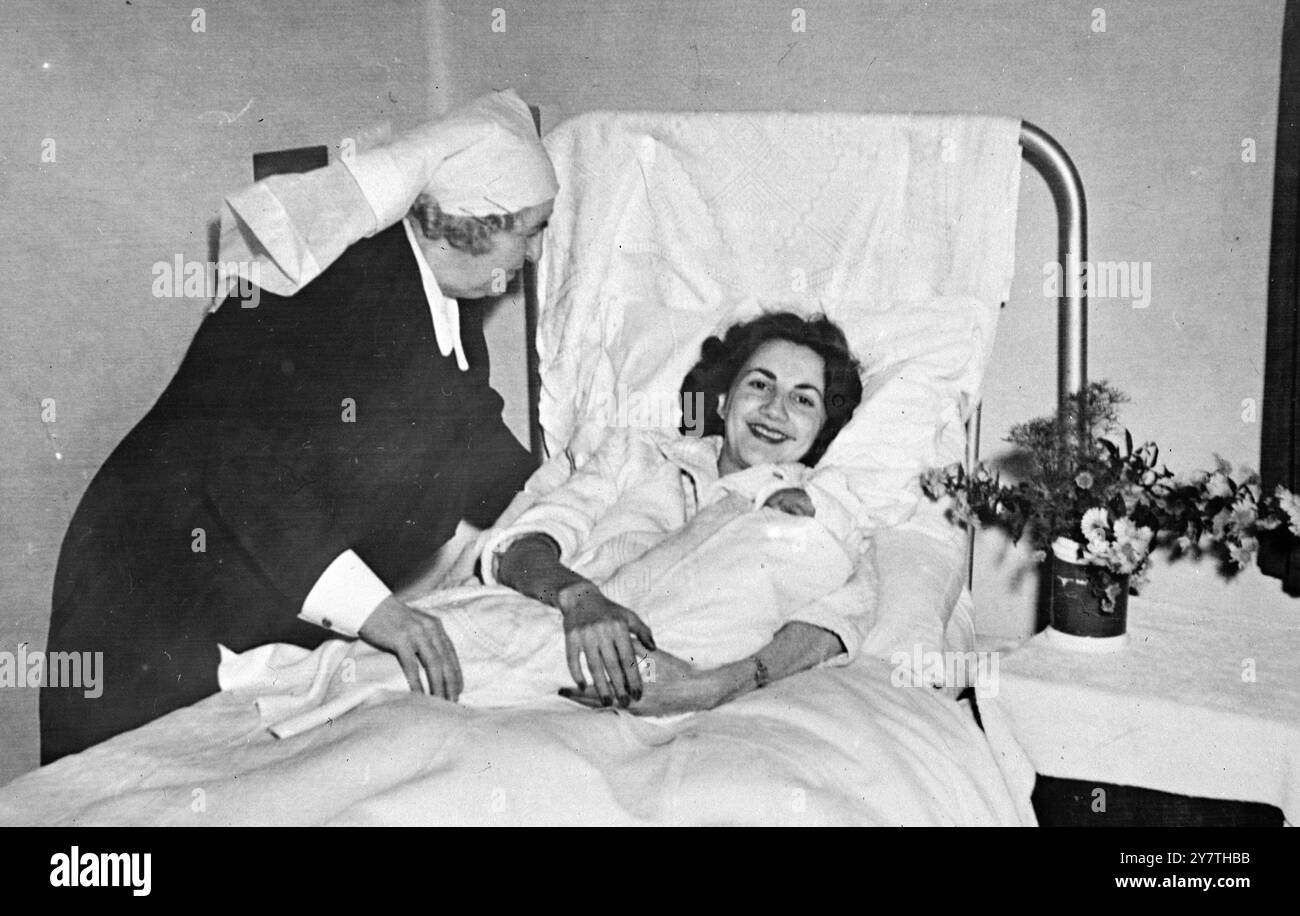 NATA SULL'ATLANTICO, SIGNORA . DARINKA PARKER , ventenne moglie jugoslava di un sergente dell'esercito degli Stati Uniti di stanza in Germania, nella foto nell'ospedale della Contea di Ennis, Contea di Clare, Irlanda, con suo figlio, nato in un aereo americano d'oltremare sull'Atlantico a 400 miglia dall'aeroporto di Shannon. Con loro c'è la matrona dell'ospedale, signorina B.Stritch. Il bambino, nato prematuramente, è stato consegnato da Doctor-Passenger con l'assistenza della hostess aerea Mary Hinkley. Madre e figlio stanno bene. La signora Parker stava andando a Francoforte per unirsi a un marito quando il bambino (che si chiamerà Miodrag) , Foto Stock