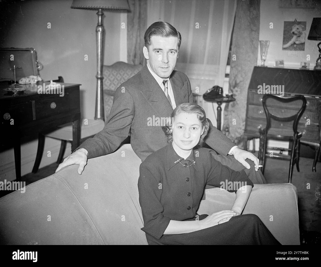 LE PRIME FOTO DEL FIDANZAMENTO LONDINESE DEL CRICKETER NEOZELANDESE, raffigurate insieme a Chelsea, Londra, casa dei suoi genitori, sono la signorina Elizabeth Denyse James, ventitré anni, unica figlia del Wing Commander e della signora Cory James, e il signor Martin Donnelly, trentadue anni, il test cricketer neozelandese e il rugby calciatore inglese, il cui fidanzamento è stato annunciato il mese scorso. La coppia si è incontrata a Londra subito dopo la seconda guerra mondiale. Miss James è stata segretaria nell'ufficio dei consiglieri commerciali dell'ambasciata francese a Londra. 16 ottobre 1949 Foto Stock