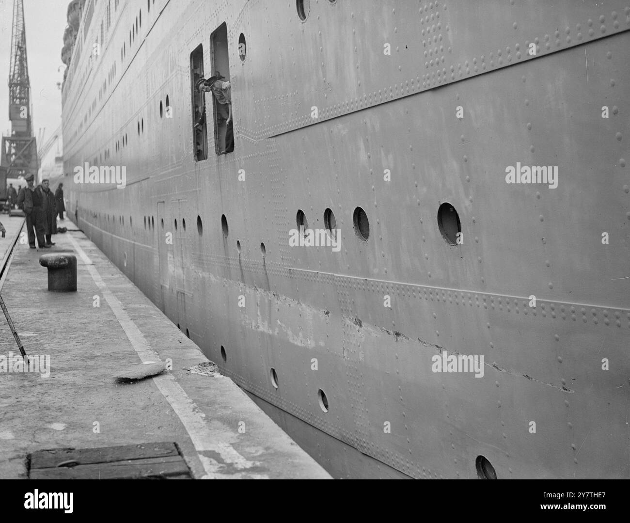 LA LINER 'CARONIA' RASCHIA I PIATTI CHE ATTRACCANO A SOUTHAMPTON A GALE. La stella bianca Cunard da 35 000 tonnellate, la Caronia, casa di New York, è stata catturata mentre ormeggiava a Southampton da un vento di 60 miglia all'ora guidato contro il muro della banchina oggi. Anche se i danni maggiori non sono stati subiti, circa 30 piedi delle piastre di rivestimento sono stati raschiati e le pareti di cemento dei nuovi bacini di Southampton hanno subito alcune crepe. LA FOTO MOSTRA:- le piastre laterali della fodera " Caronia ", raschiate mentre era ormeggiata a Southampton oggi, anche in primo piano sono danneggiate le pareti della banchina. 18 ottobre 1949 Foto Stock