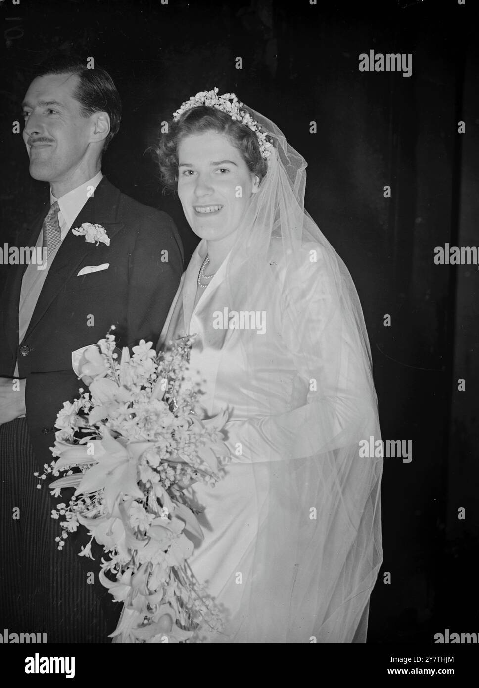 Anne Verney sposa il maggiore dei Royal EngineersMajor John Montagu Flint , Royal Engineers , figlio maggiore del maggiore Eric Flint , DSO , sposò Anne Margaret Verney a St Michael 's , Chester Square , Londra . Phjoto mostra: La sposa , dopo il matrimonio 5 gennaio 1951 Foto Stock