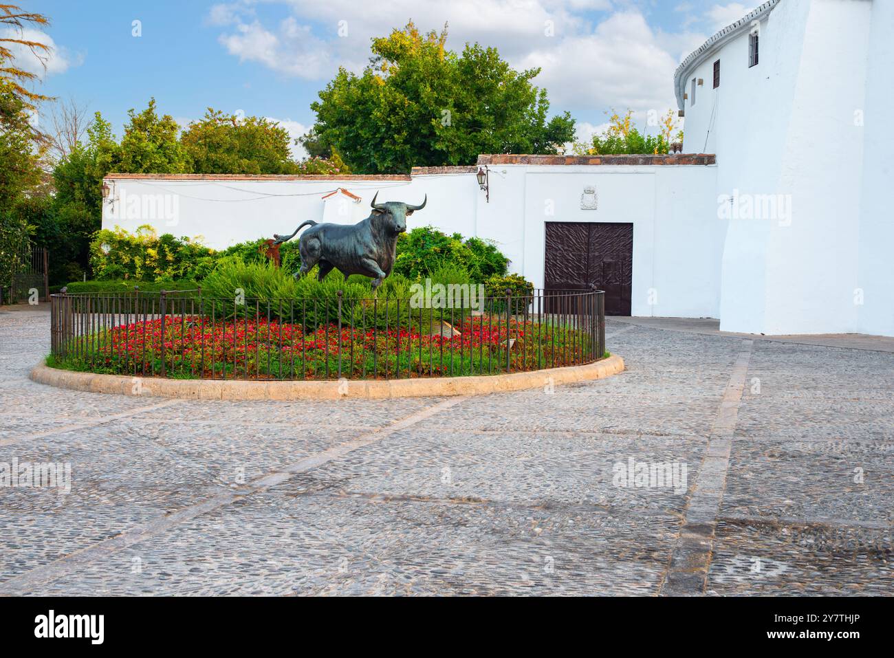 Una statua di un toro alla Bull Fight Arena, Ronda, Andalusia Foto Stock