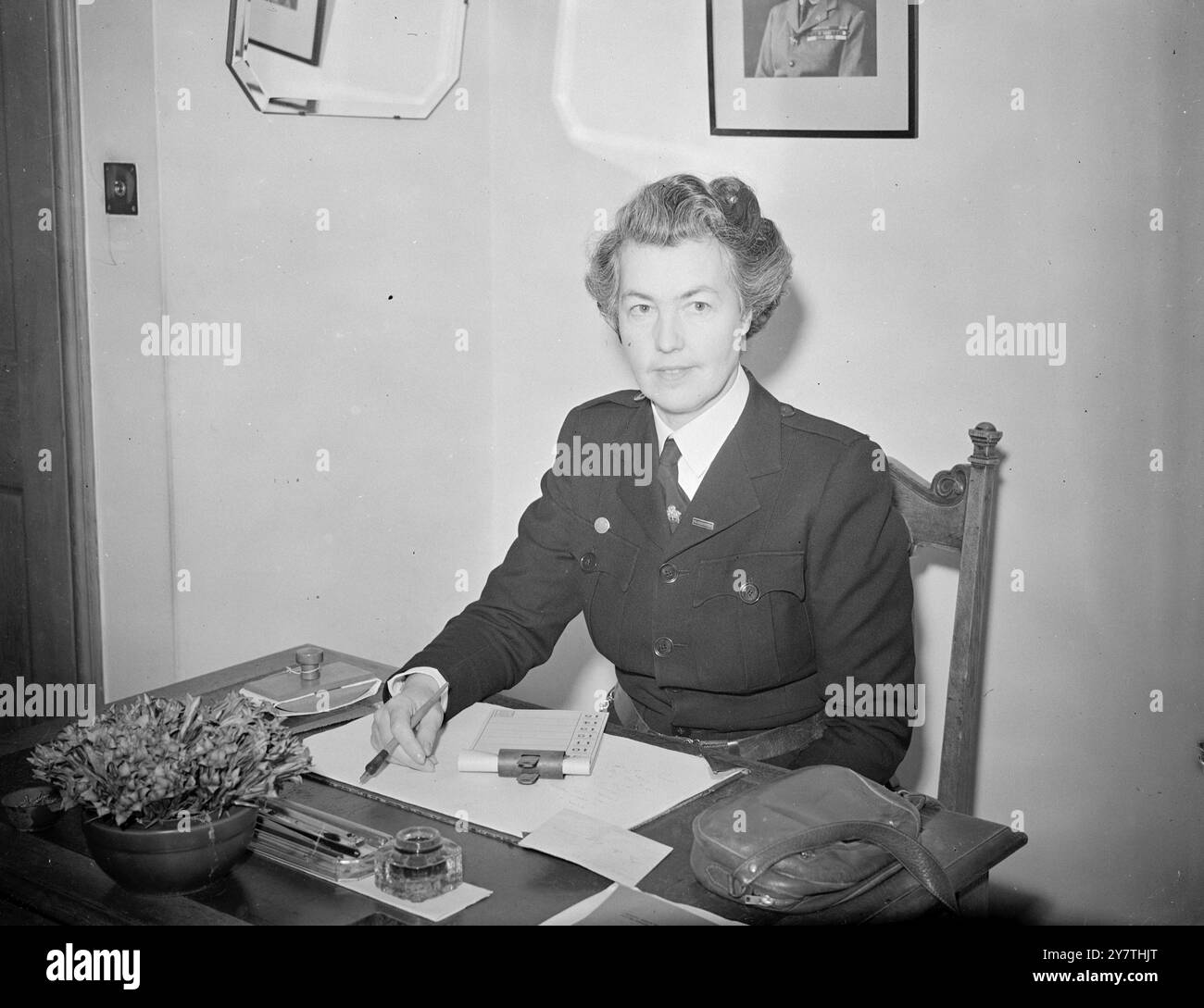 IL CAPO DELLE NUOVE GUIDE SUBENTRA A Lady Stratheden e Campbell , 48 ha assunto le sue funzioni di Commissario capo , sede centrale Empirial , del movimento Girl Guides presso la sede delle guide a Buckingham Palace Road , Victoria , Londra . La nuova Commissaria , moglie del comandante di brigata della 4a Brigata delle guardie , ora in Germania , è stata associata al movimento Guide in Scozia , dove ha la sua casa . Nel suo nuovo incarico Lady Stratheden e Campbell fungeranno da collegamento di coordinamento tra il capo Commissario del movimento in Gran Bretagna e l' Impero . L'IMMAGINE MOSTRA:- LADY ST Foto Stock