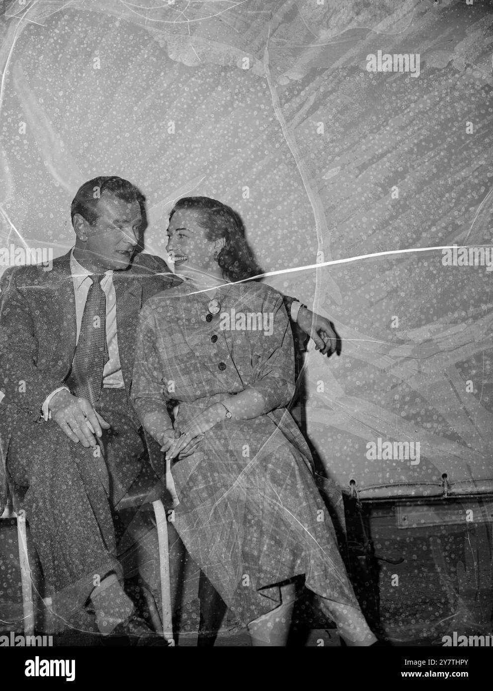 Nella foto sono raffigurate le star del cinema Beatrice Campbell e Nigel Patrick , il cui fidanzamento è annunciato. La signorina Campbell si vede indossare un anello sul dito di fidanzamento. La coppia si è incontrata agli Elstree Studios sei settimane fa quando Miss Campbell stava apparendo in " Risate in paradiso " e Nigel Patrick stava facendo " Young Wives" tale " su un set adiacente. 2 gennaio 1951 Foto Stock