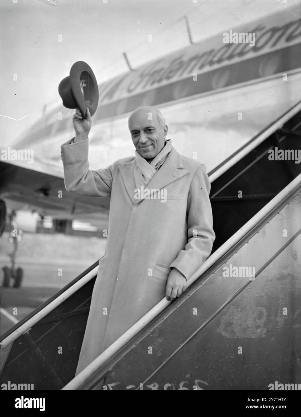 Pandit Jawaharlal Nehru , primo Miinister indiano . Deve partecipare alle onde della Commonwealth Conference mentre lascia il suo aereo all'aeroporto di Hurn, Bournemouth, dove è stato deviato a causa di un incidente della Constellation che ha bloccato l'aeroporto di Londra. Pandit Nehru , che si dice abbia portato con sé un piano di pace in tre punti , è volato in Inghilterra per partecipare alla Conferenza dei Premier del Commonwealth il .3 gennaio 1951 Foto Stock