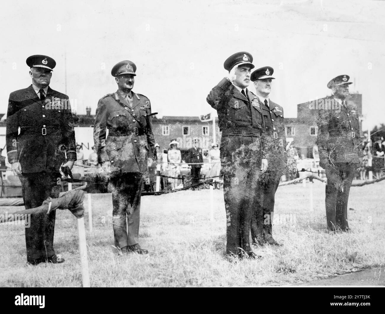 La Royal Air Force " mostra la propria forza " nella zona britannica di GermanyGutersloh : salutando durante una manifestazione della Royal Air Force a Gutersloh nel settore britannico della Germania sono da sinistra a destra : il maresciallo Williams, Comandante in Capo della British Air Force of Occuppaton ; tenente generale Sir Charles Keightley , Comandante in Capo dell' Armata Britisih del Reno ; Air Chief Marshal Sir James Robb , Comandante in Capo delle Western Union Air Forces , Commodoro dell'aria Conte di Bandon , ufficiale dell'aria comandante del gruppo numero due , Royal Air Force , e Sir Harry Broadhur Foto Stock
