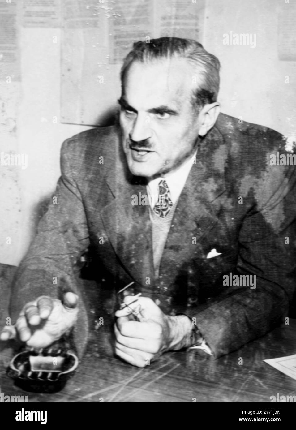 Capo atomo americano in Germania Francoforte : il dottor Arthur Compton , noto fisico atomico americano e premio Nobel, è raffigurato durante una conferenza stampa al suo arrivo da Parigi dove ha partecipato a una conferenza dell'Organizzazione Mondiale per la Fratellanza di cui è stato presidente. La visita del dottor Compton a Francoforte gli permise di consultare i funzionari tedeschi del movimento . 19 giugno 1950 Foto Stock