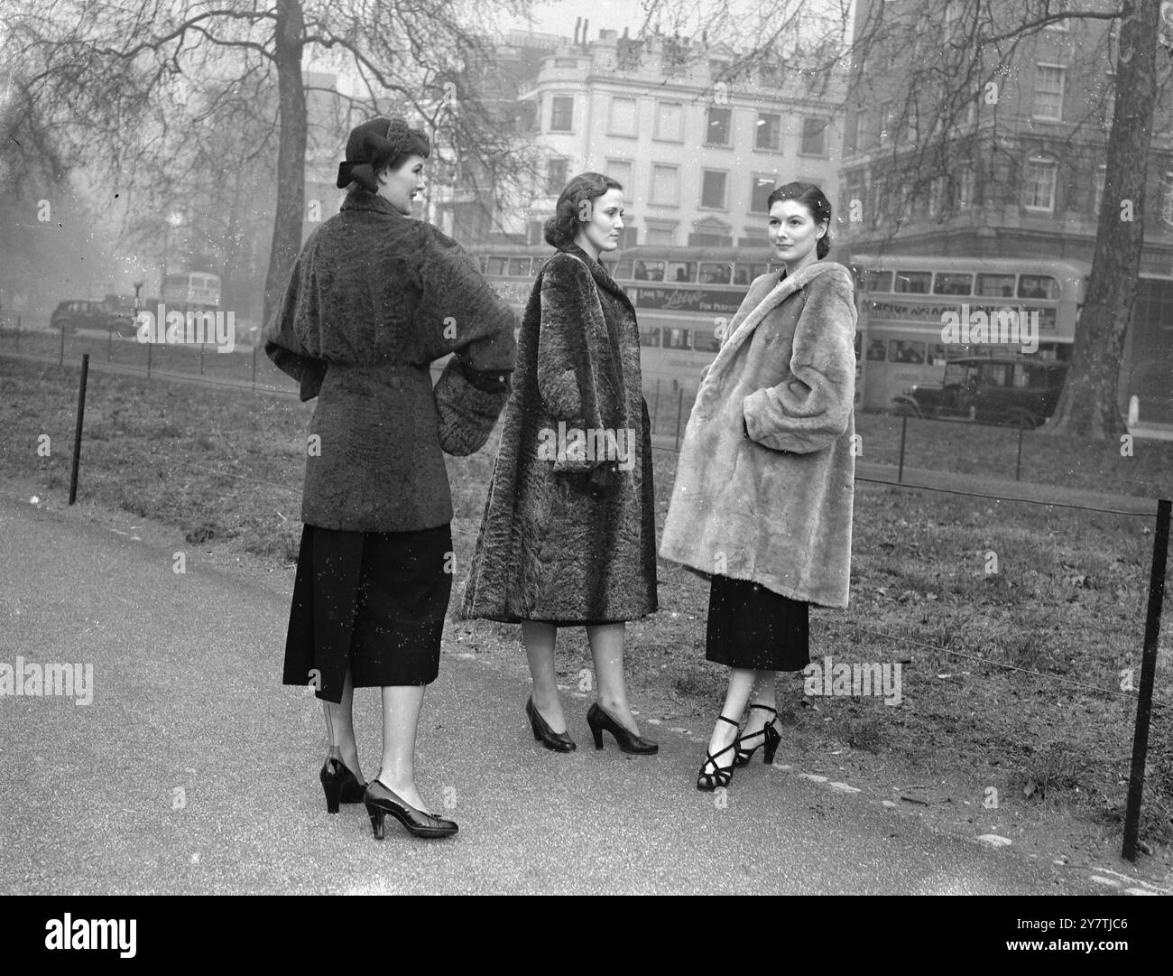 Tre modelli della collezione Blyvoor Utility Fur , che si tengono alla Grosvenor House . Sulla sinistra è presente un modello Flying Wing in legno di sandalo con vita di tre quarti di lunghezza Embros Lamb , le cui maniche eminano dalla vita , dando un aspetto simile a quello di un mantello sul retro. Al centro si trova un Embros Lamb in acciaio a tutta lunghezza ombreggiato. Il trio è completato da un cappotto mouton color argento, per le quali le pelli sono rifinite con un nuovo processo, che dona un pelo più morbido e setoso, un peso più leggero e una più accurata impermeabilizzazione.27 febbraio 1950 Foto Stock