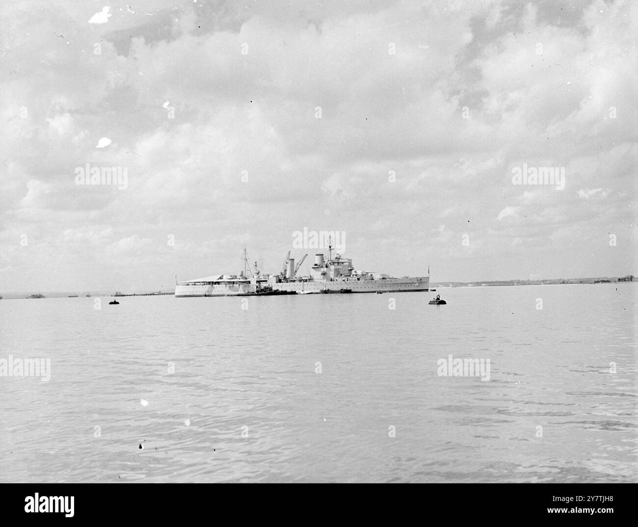 Sheerness , Kent : non c'erano grandi folle, niente sfarzo e cerenonia dato che l'incrociatore HMS London - danneggiato quando era andato in soccorso dell'Amethyst , intrappolato da un fuoco comunista cinese nel fiume Yangtse - è scivolato quasi inosservato qui. La Londra , che mostra pochi segni di danni, rimarrà a Sheerness prima di andare al suo porto di Chatham per il giorno di ' ripagam'. Spettacoli fotografici: Il valoroso piccolo incrociatore HMS London , di ritorno dalle sue imprese sullo Yangtse , posto all'ancora al largo di Sheerness il .6 settembre 1949 Foto Stock