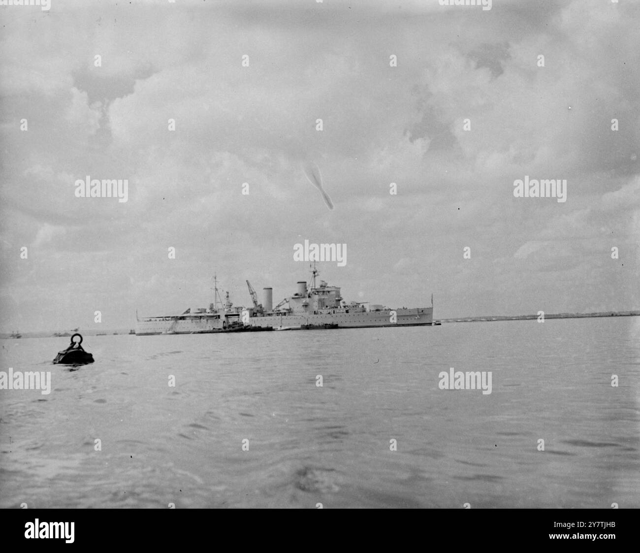 Sheerness , Kent : non c'erano grandi folle, niente sfarzo e cerenonia dato che l'incrociatore HMS London - danneggiato quando era andato in soccorso dell'Amethyst , intrappolato da un fuoco comunista cinese nel fiume Yangtse - è scivolato quasi inosservato qui. La Londra , che mostra pochi segni di danni, rimarrà a Sheerness prima di andare al suo porto di Chatham per il giorno di ' ripagam'. Spettacoli fotografici: Il valoroso piccolo incrociatore HMS London , di ritorno dalle sue imprese sullo Yangtse , posto all'ancora al largo di Sheerness il .6 settembre 1949 Foto Stock