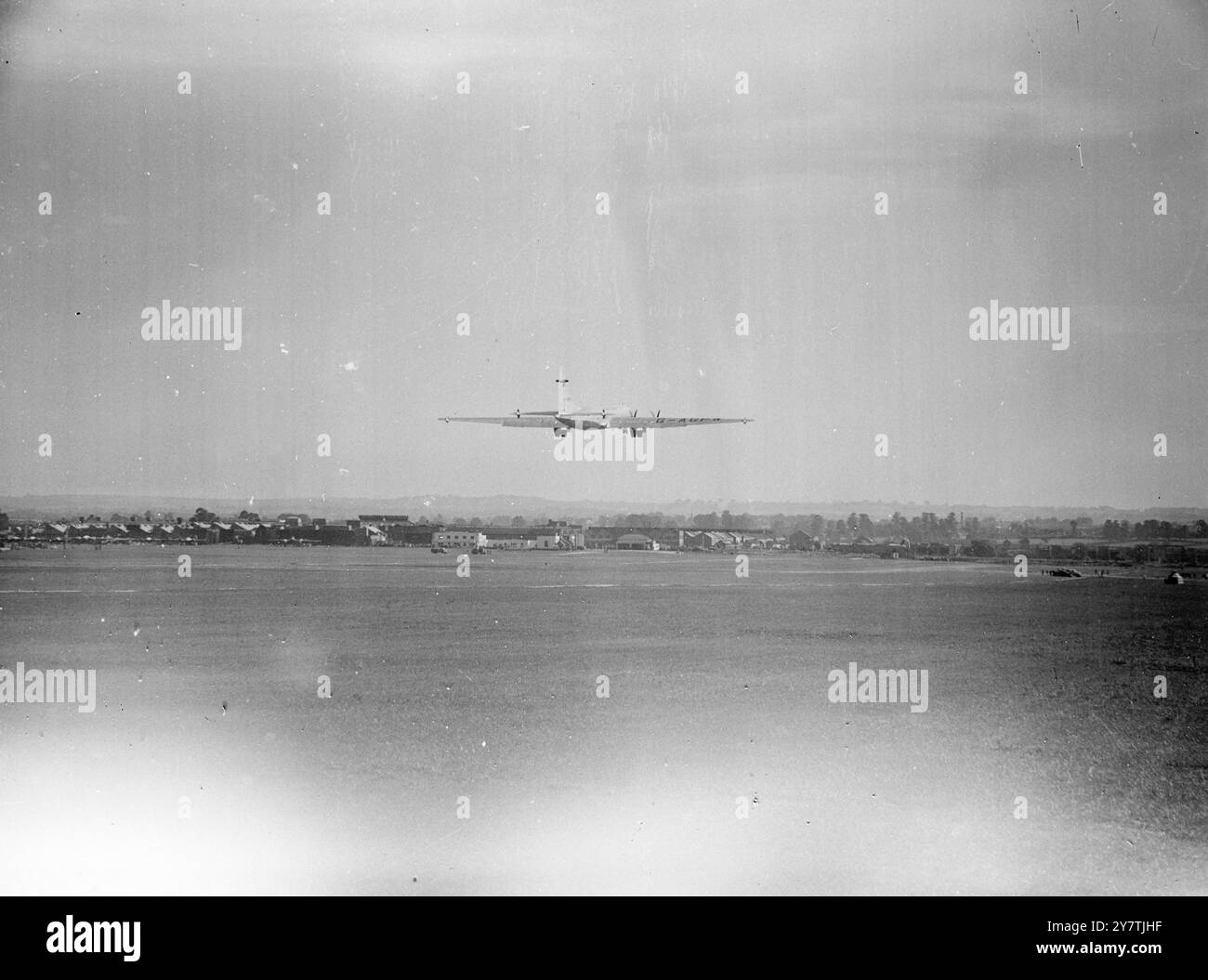 Il più grande aereo del mondo vola per la prima volta Bristol : una delle più grandi imprese ingegneristiche dei tempi moderni ha raggiunto il suo culmine questo pomeriggio quando ' Big Bill''' Pegg ha portato in aria per la prima volta il gigante Brabazon I. Per 30 minuti, il mostro da 130 tonnellate, il più grande aereo civile terrestre del mondo, che finora è costato 12 milioni di sterline, ha circondato il campo di aviazione. Non c'era alcun intoppo in nessuna parte del procedimento, la Brabazon era rapidamente in aria e non utilizzava l'intera lunghezza della pista appositamente costruita, durante la cui costruzione, un intero villaggio, Cha Foto Stock
