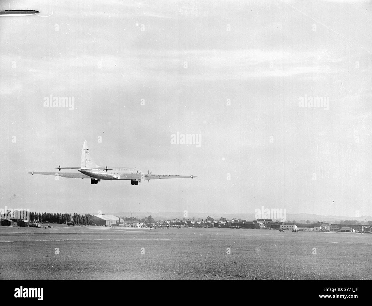 Il più grande aereo del mondo vola per la prima volta Bristol : una delle più grandi imprese ingegneristiche dei tempi moderni ha raggiunto il suo culmine questo pomeriggio quando ' Big Bill''' Pegg ha portato in aria per la prima volta il gigante Brabazon I. Per 30 minuti, il mostro da 130 tonnellate, il più grande aereo civile terrestre del mondo, che finora è costato 12 milioni di sterline, ha circondato il campo di aviazione. Non c'era alcun intoppo in nessuna parte del procedimento, la Brabazon era rapidamente in aria e non utilizzava l'intera lunghezza della pista appositamente costruita, durante la cui costruzione, un intero villaggio, Cha Foto Stock