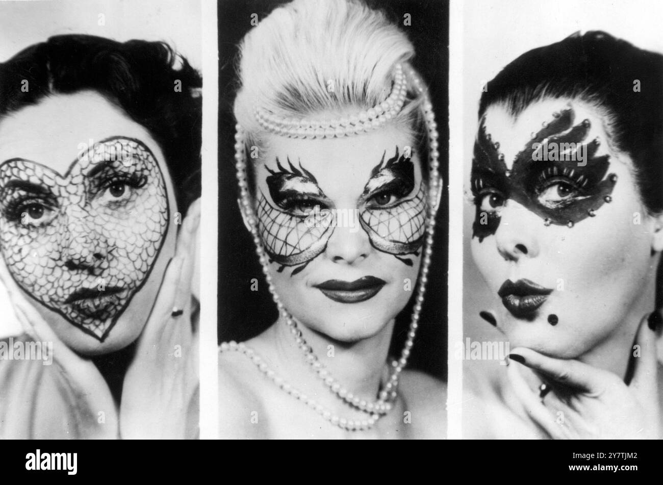 MASCHERE BEWITCHINGMax Factor, Jr, esperto di Make-up, presenta questi sorprendenti disegni per una maschera di Halloween. Sull'attrice modella Jane Grant (a sinistra) ha applicato un cuore in pizzo con una matita per sopracciglia. Con Mary Goodrich (al centro) aggiunse un'ombra scintillante per gli occhi insieme alla matita per sopracciglia. Ancora una volta con Jane Grant (a destra) una maschera con ala di uccello è stata spazzolata con un normale trucco ciglia. Le ciglia sono state realizzate con un'ombra luminosa per gli occhi e le paillettes con gomma spiritosa. 20 ottobre 1951 Foto Stock