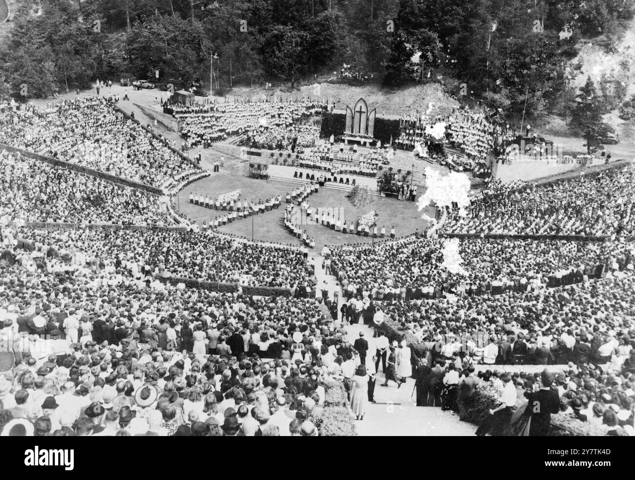 Berlino, Germania: 30.000 cattolici di Berlino si sono infilati nell'anfiteatro olimpico Waldbuhne per ascoltare la voce di Papa Pio XII, invitandoli a sopportare le loro attuali difficoltà e a mantenere la loro fede in Dio. - 19 luglio 1949 Foto Stock