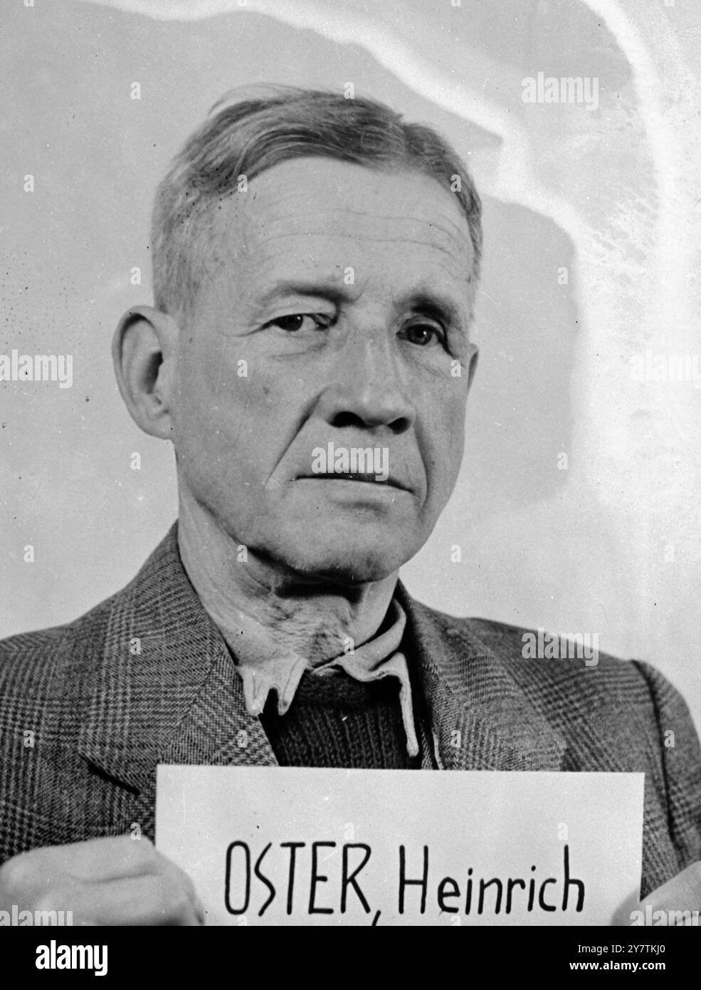 Heinrich Oster in attesa del processo a NurembergIG Farben Trial Heinrich Oster (Strasburgo, 9 maggio 1878 – Essen, 29 ottobre 1954) è stato un chimico tedesco, dirigente della BASF e IG Farben e condannato per crimini di guerra nazisti. 1947 Foto Stock
