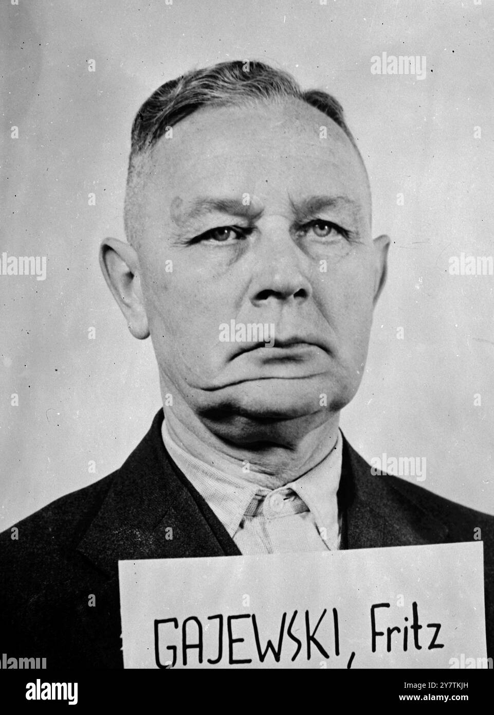 Fritz Gajewski in attesa di processo a NurembergIG Farben Trial Friedrich Gajewski (Pillau, 13 ottobre 1885 – Colonia, 2 dicembre 1965) è stato un imprenditore tedesco con IG Farben e Wehrwirtschaftsführer (leader dell'industria bellica) durante la seconda guerra mondiale. 1947 Foto Stock