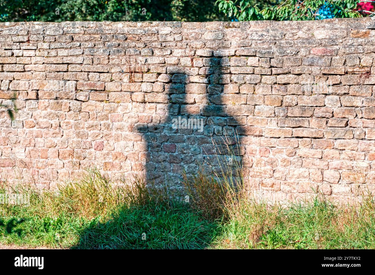 Gettare un'ombra. Ombra di un camino su un vecchio muro allo Swinton Park Hotel, Swinton Park, Masham, North Yorkshire, Regno Unito Foto Stock