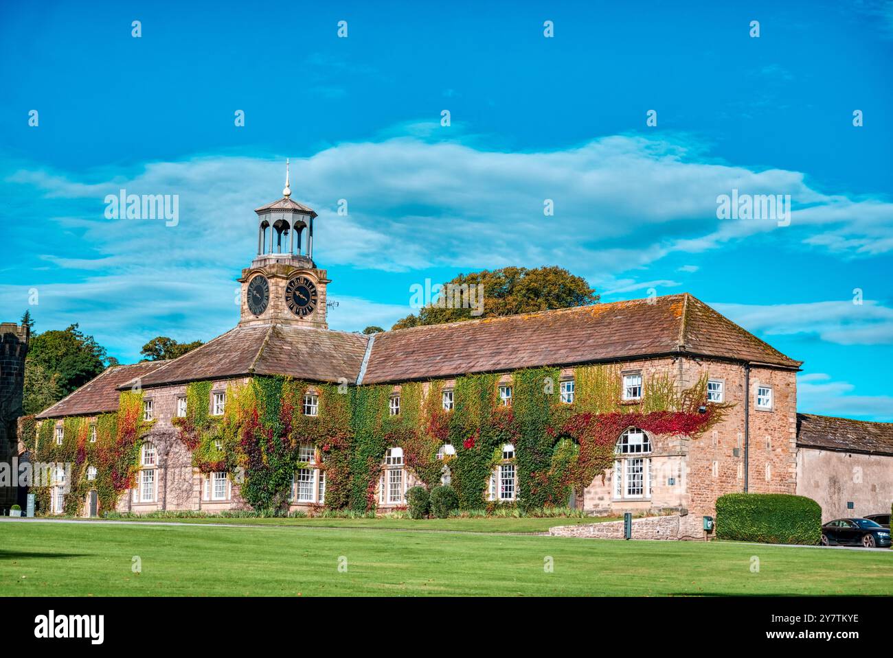 Vecchia stalla e torre dell'orologio, Swinton Park Hotel, Swinton Park, Masham, Yorkshire, REGNO UNITO Foto Stock