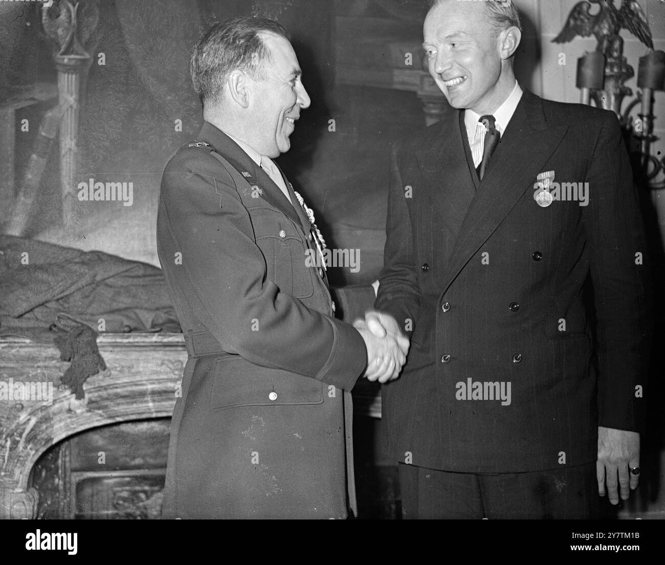 Onorato dall'America per i servizi alle forze statunitensi nell'Irlanda del Nord, Robert Bruce , direttore generale della London, Midland and Scottish Railway ( sezione Irlanda del Nord ) ricevette la Medal of Freedom with Silver Palm per i servizi prestati durante la guerra alle forze statunitensi nell'Irlanda del Nord. Fotografie: Il maggiore generale Clayton , addetto all'Ambasciata americana a Londra, congratulandosi con il signor Robert Bruce dopo averlo ricevuto alla cerimonia di investitura presso l'Ambasciata americana di Londra. Bruce indossa la sua Medal of Freedom 7 marzo 1947 Foto Stock