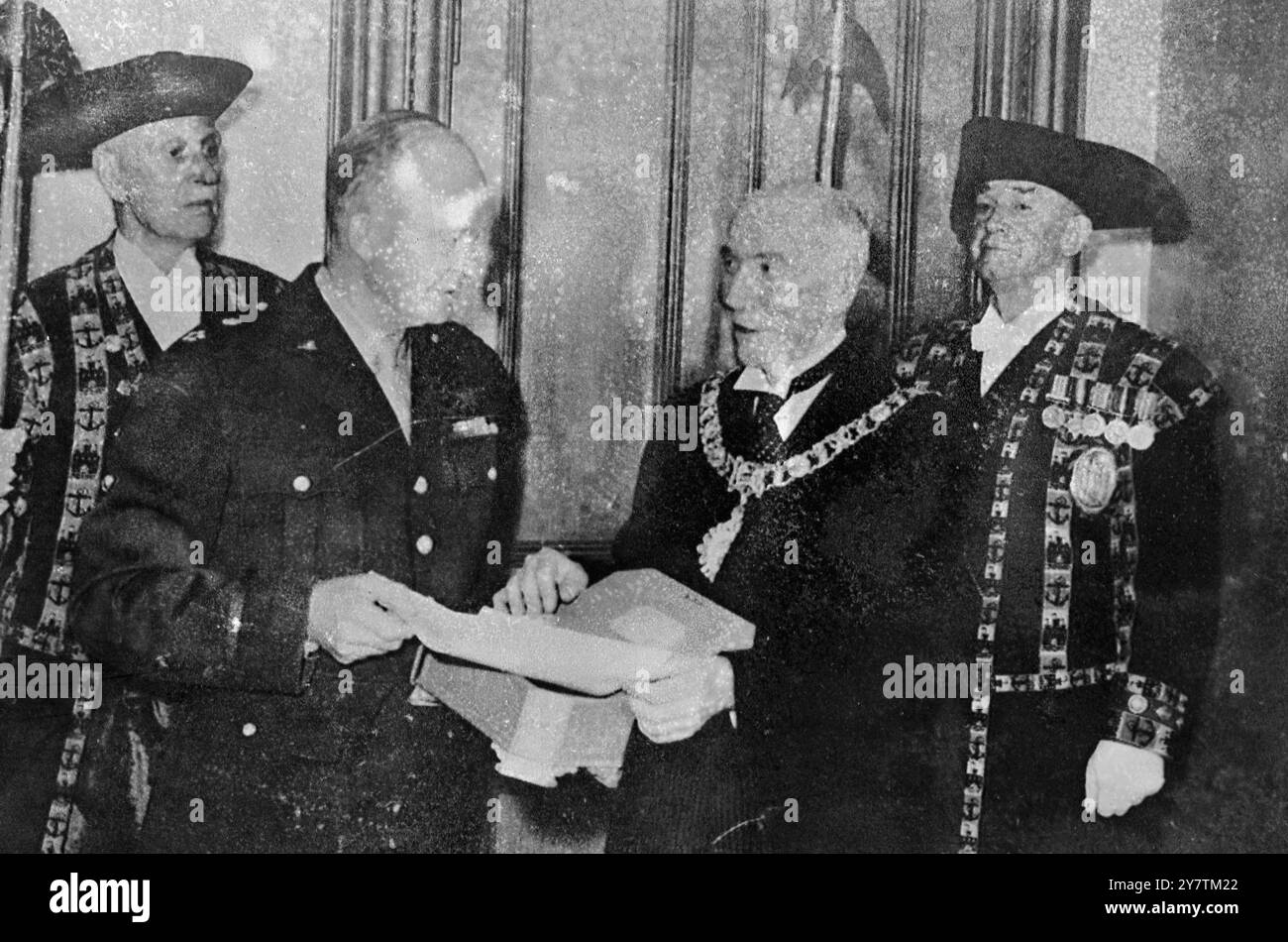 Il generale Dwight D Eisenhower riceve la libertà della città di Edimburgo. Il Lord Provost di Edimburgo, Sir John Ireland Falconer, presiedette la cerimonia e presentò al generale il biglietto per burgess. Foto: Generale Eisenhower e Lord Provost Sir John i Falconer con il rotolo che è stato presentato al generale in una bara . Sulla sinistra e sulla destra ci sono gli alberdieri della città. Gli Halberdiers, tutti ex poliziotti, fungono da guardie per il Lord Provost e i Consiglieri comunali 4 ottobre 1946 4 ottobre 1946 Foto Stock